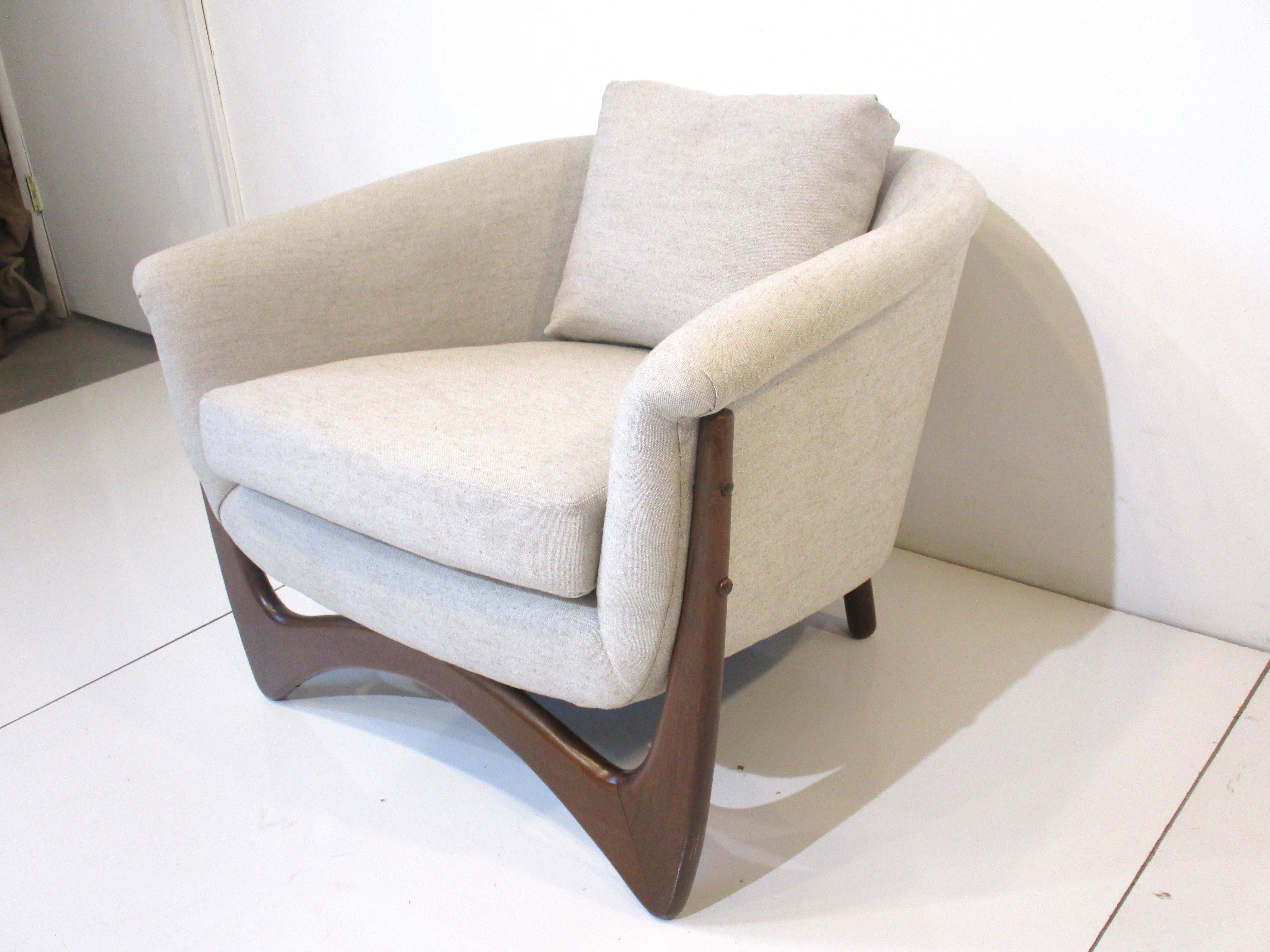 Mid-Century Modern Mid Century Sculptural Lounge Chair in the style of Adrian Pearsall For Sale