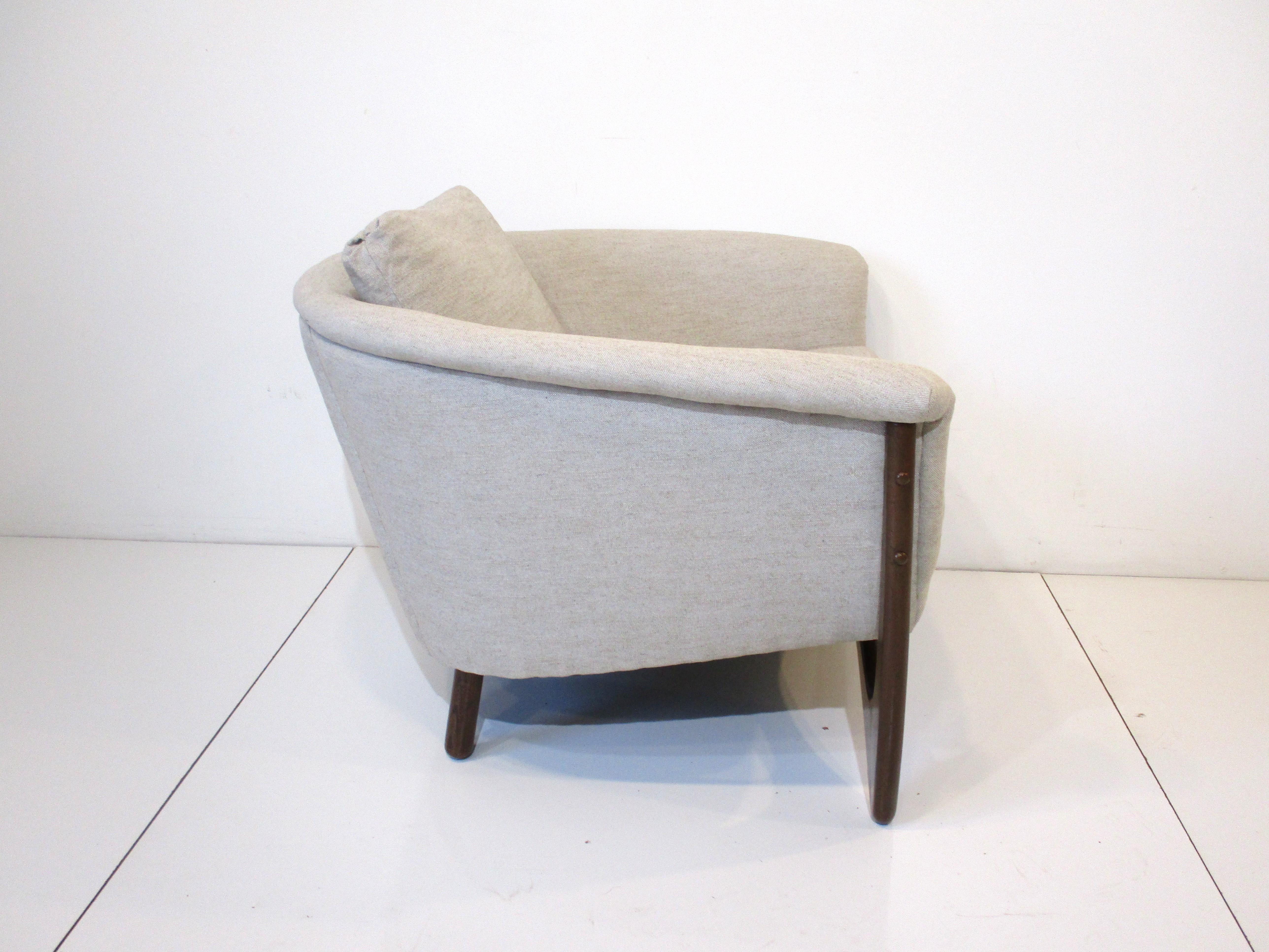 Mid Century Sculptural Lounge Chair in the style of Adrian Pearsall In Good Condition In Cincinnati, OH