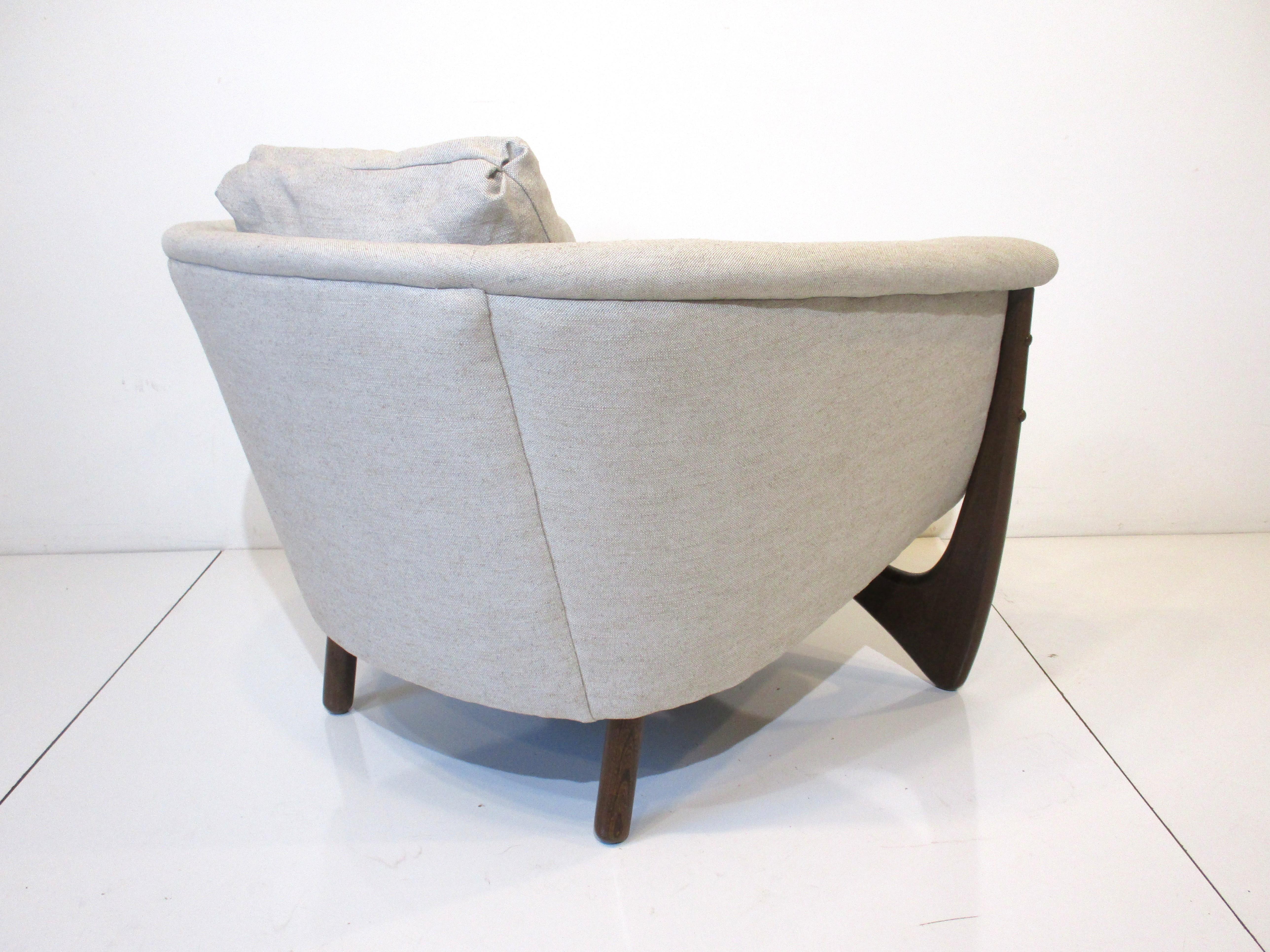20th Century Mid Century Sculptural Lounge Chair in the style of Adrian Pearsall For Sale