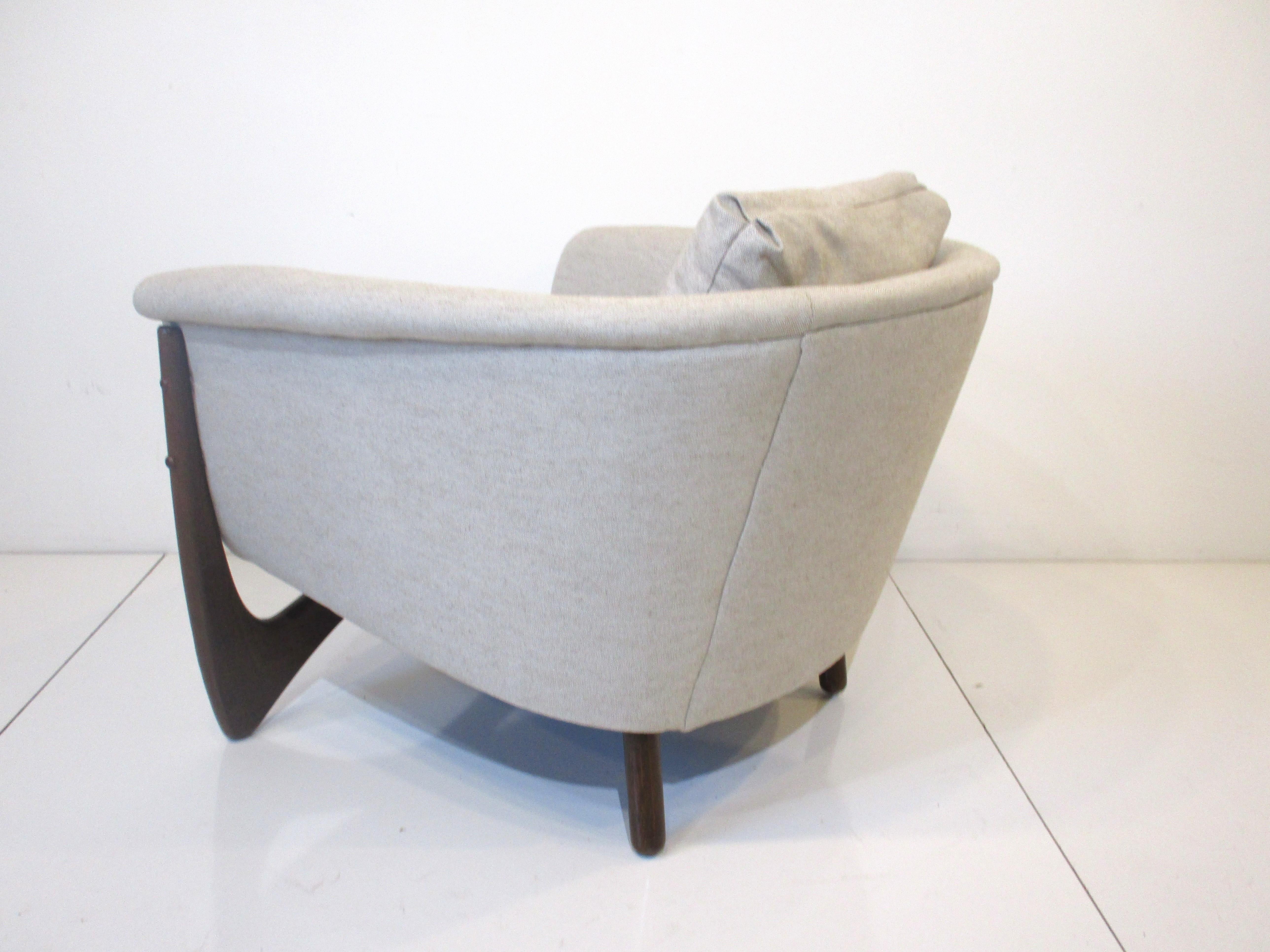 Mid Century Sculptural Lounge Chair in the style of Adrian Pearsall For Sale 1