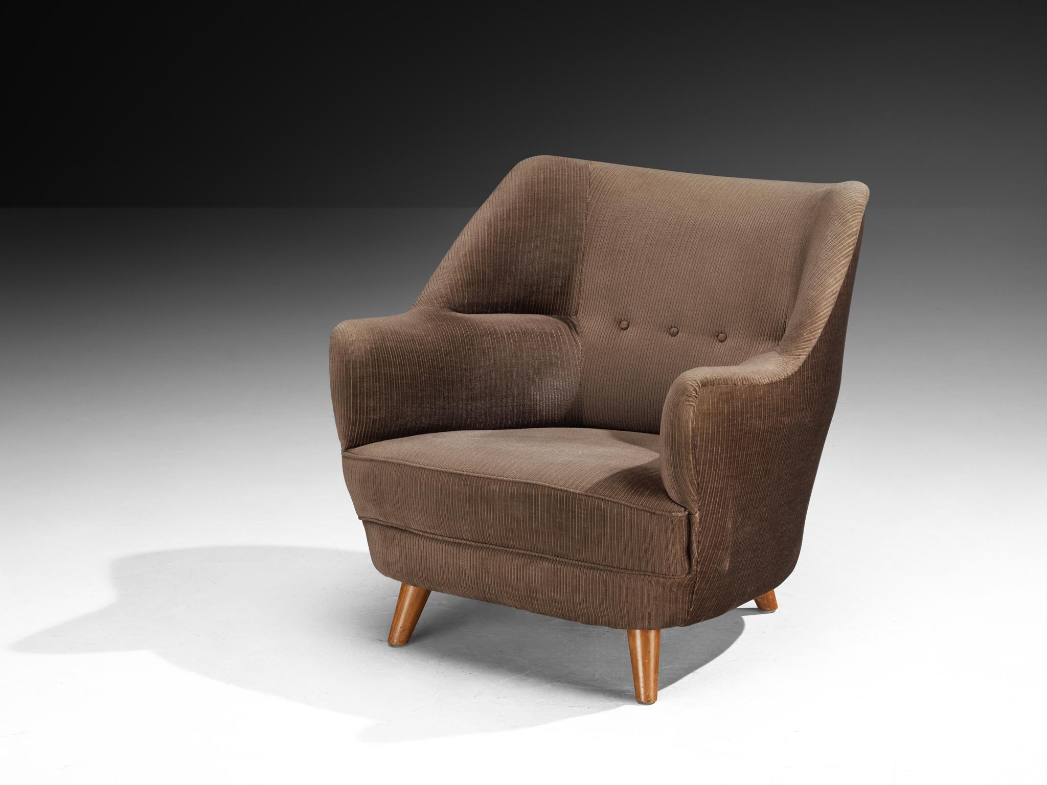 Poltrona, tessuto, faggio, Europa, anni '50

Questa poltrona è un ottimo esempio di design di metà secolo, con le sue curve morbide e fluide e le sue linee pulite. I braccioli sono sapientemente integrati nella forma complessiva, conferendo alla