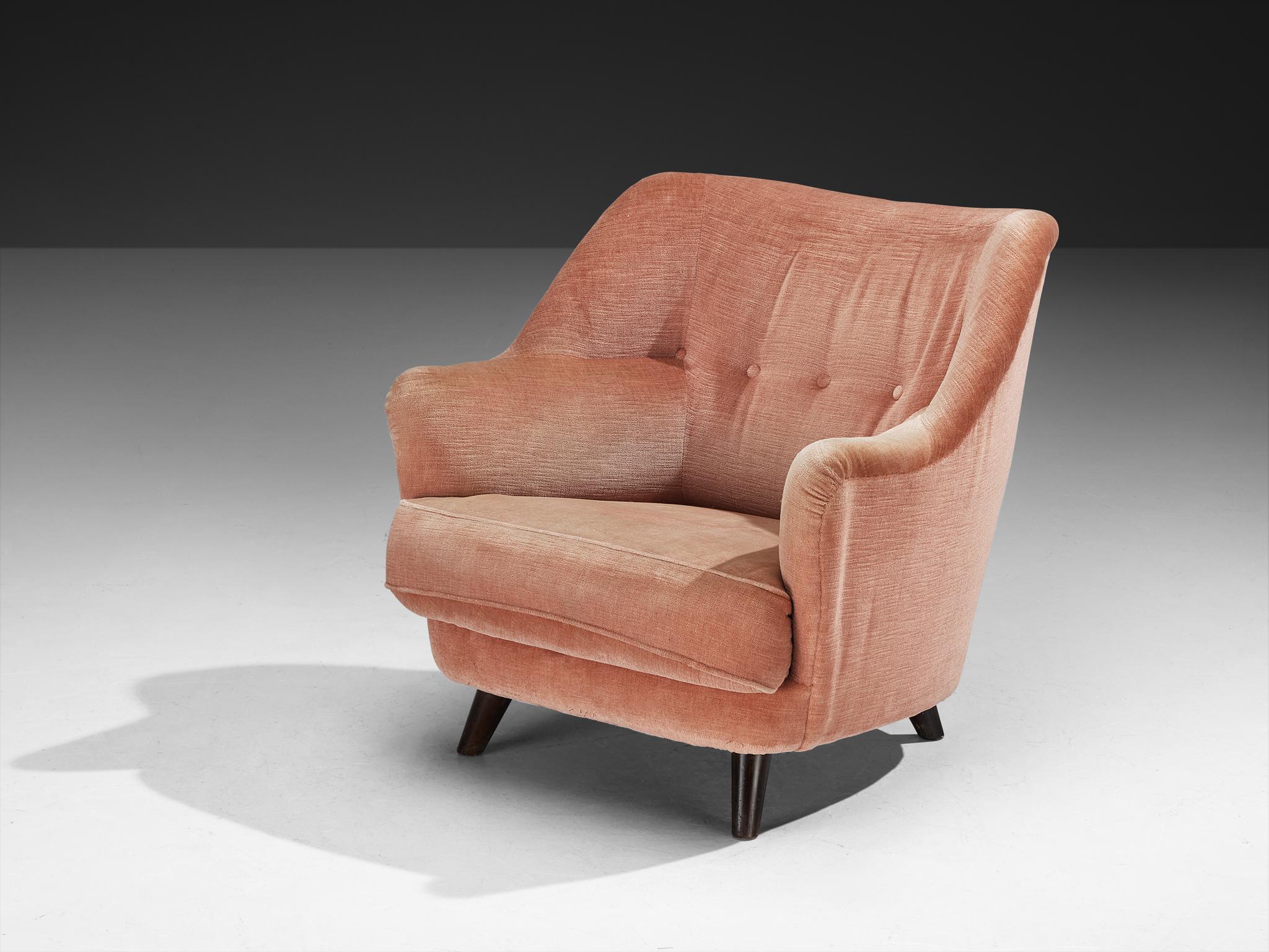 Sillón, tela, haya, Europa, años 50

Este sillón es un gran ejemplo del diseño de mediados de siglo, con sus curvas suaves y fluidas y sus líneas limpias. Los reposabrazos están ingeniosamente integrados en la forma general, dando a la silla un