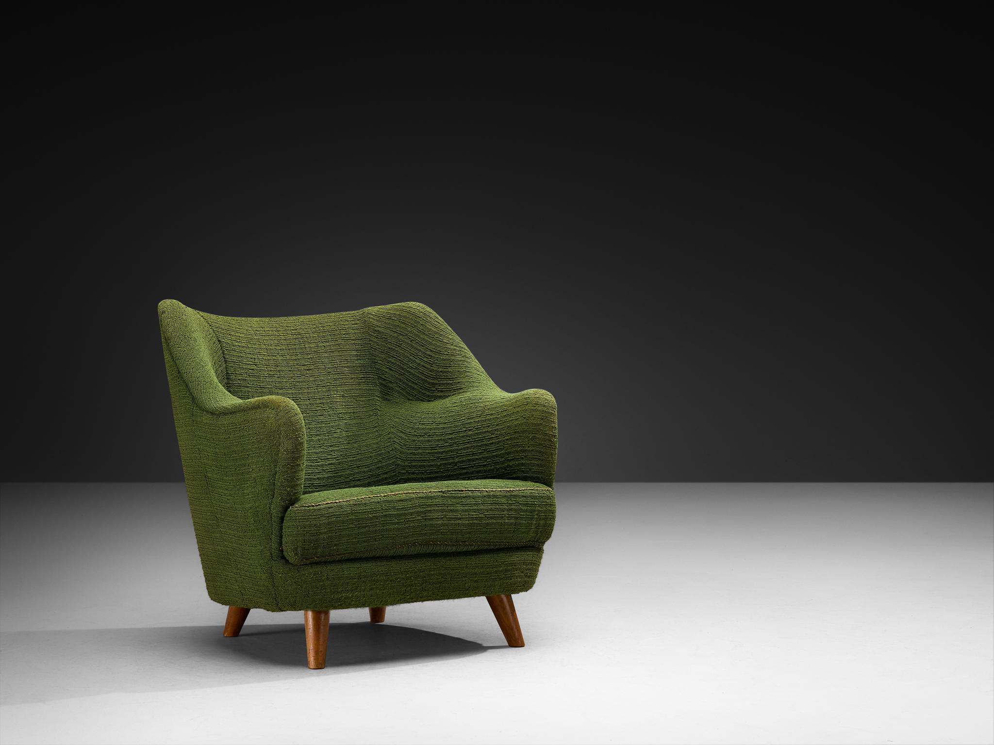 Fauteuil, tissu, cerisier, Europe, années 1950

Ce fauteuil est un excellent exemple du design du milieu du siècle, avec ses courbes douces et fluides et ses lignes épurées. Les accoudoirs sont astucieusement intégrés à la forme générale, ce qui