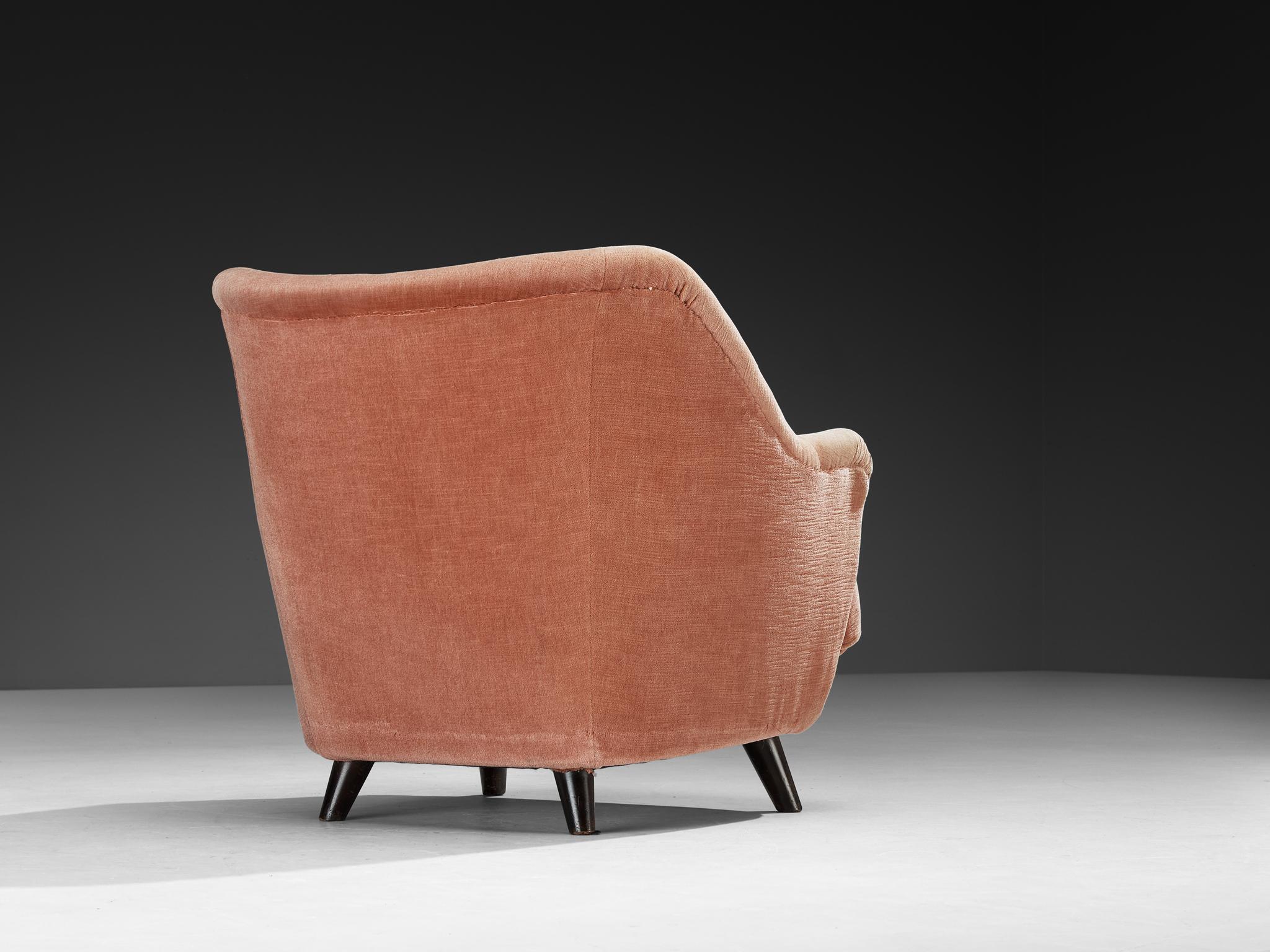 Silla de salón escultural de mediados de siglo con reposabrazos integrados Europeo en venta