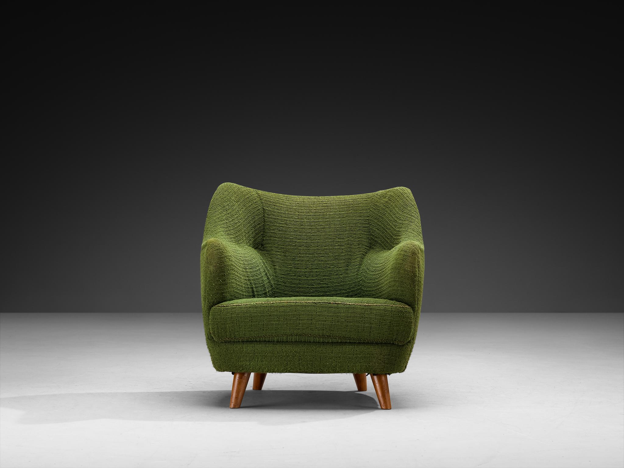 Européen Chaise longue sculpturale du milieu du siècle avec accoudoirs intégrés en vente