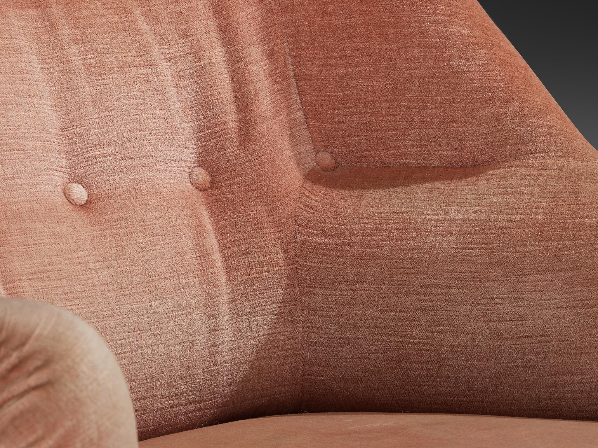 Silla de salón escultural de mediados de siglo con reposabrazos integrados Tela en venta
