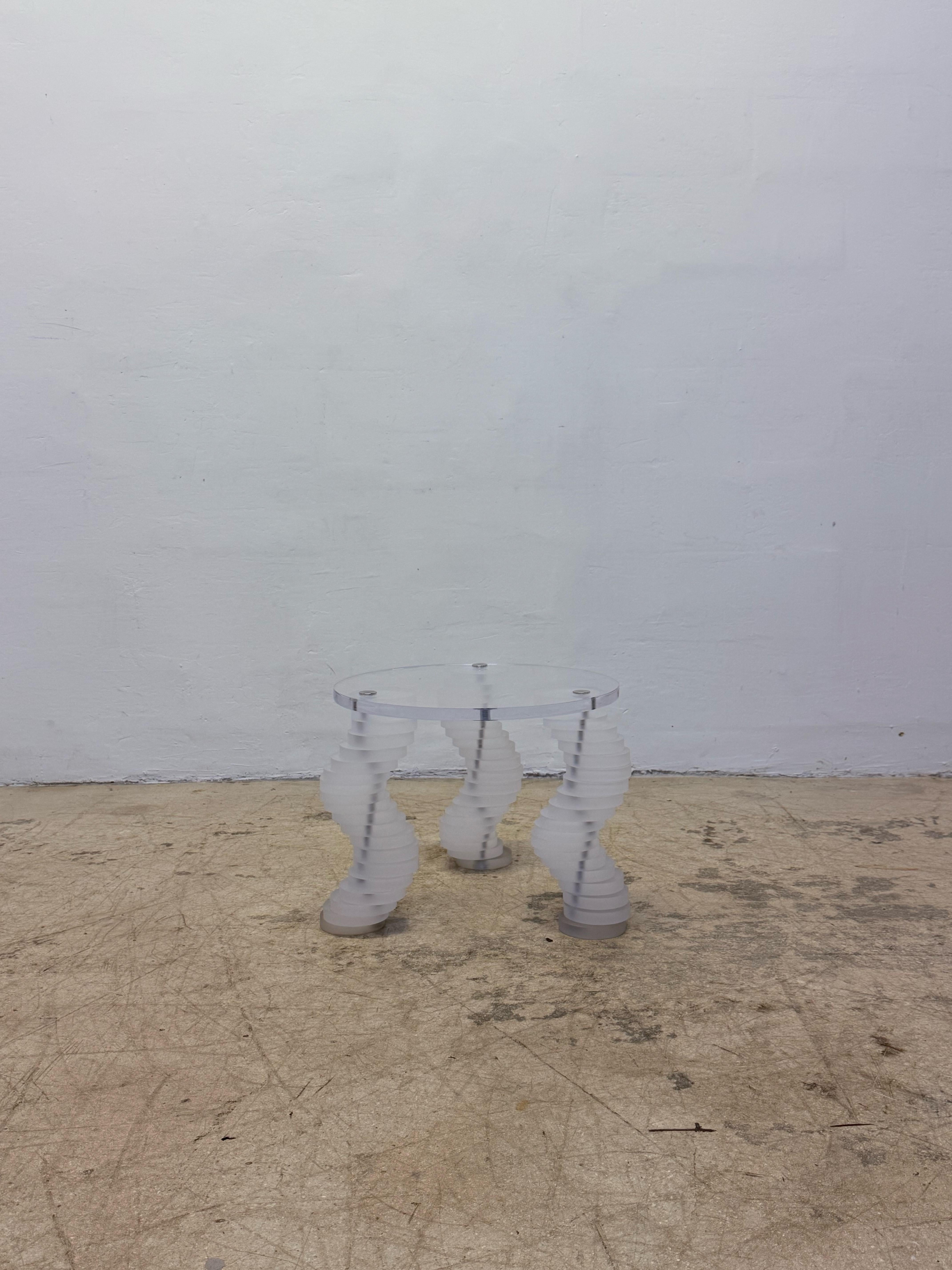 Mesa auxiliar escultórica de Lucite de mediados de siglo con patas de Lucite en espiral, años 70 Moderno de mediados de siglo en venta