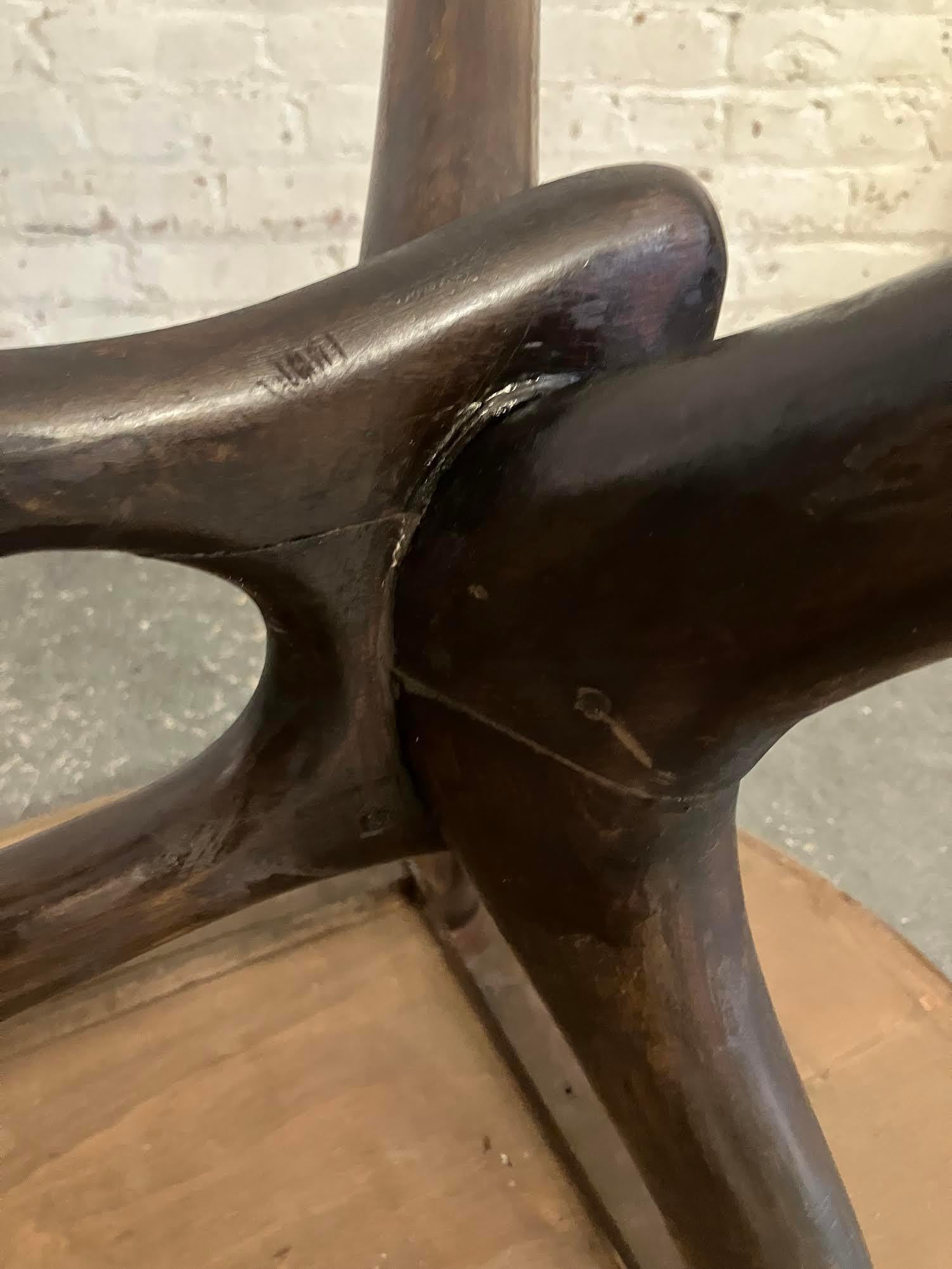 Tavolo italiano scultoreo di metà secolo in mogano e vetro di Dotti in vendita 6