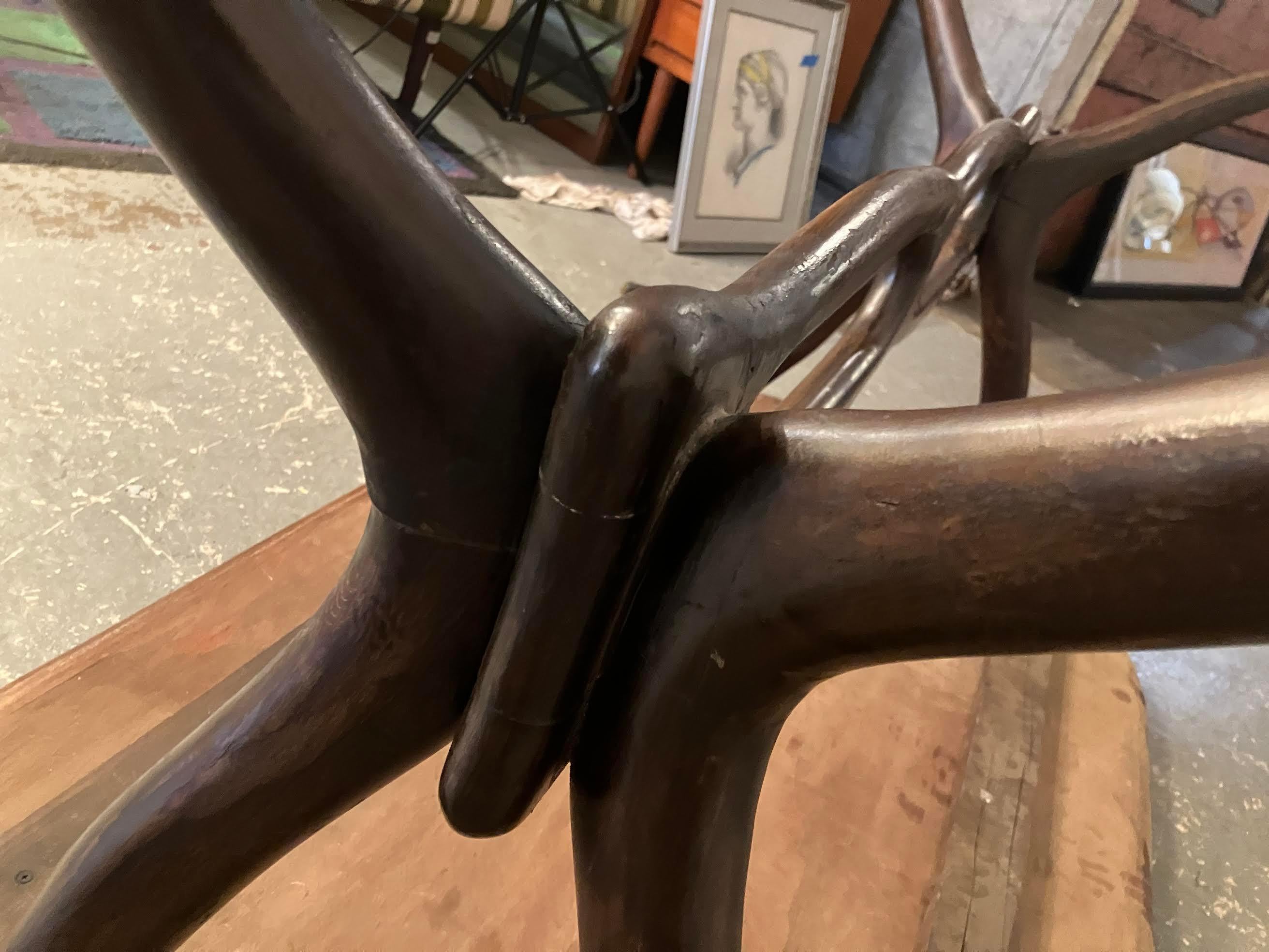 Tavolo italiano scultoreo di metà secolo in mogano e vetro di Dotti in vendita 5