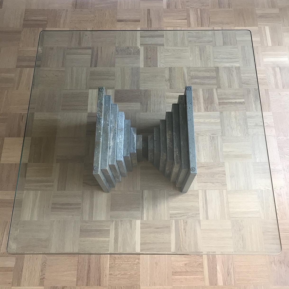 Mesa baja escultórica de mármol y cristal de mediados de siglo Moderno de mediados de siglo en venta