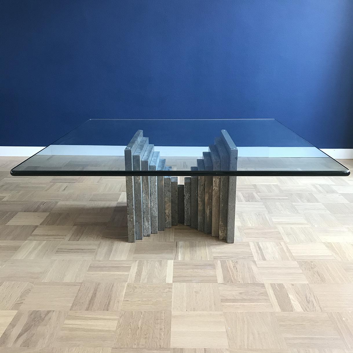Mesa baja escultórica de mármol y cristal de mediados de siglo Italiano en venta