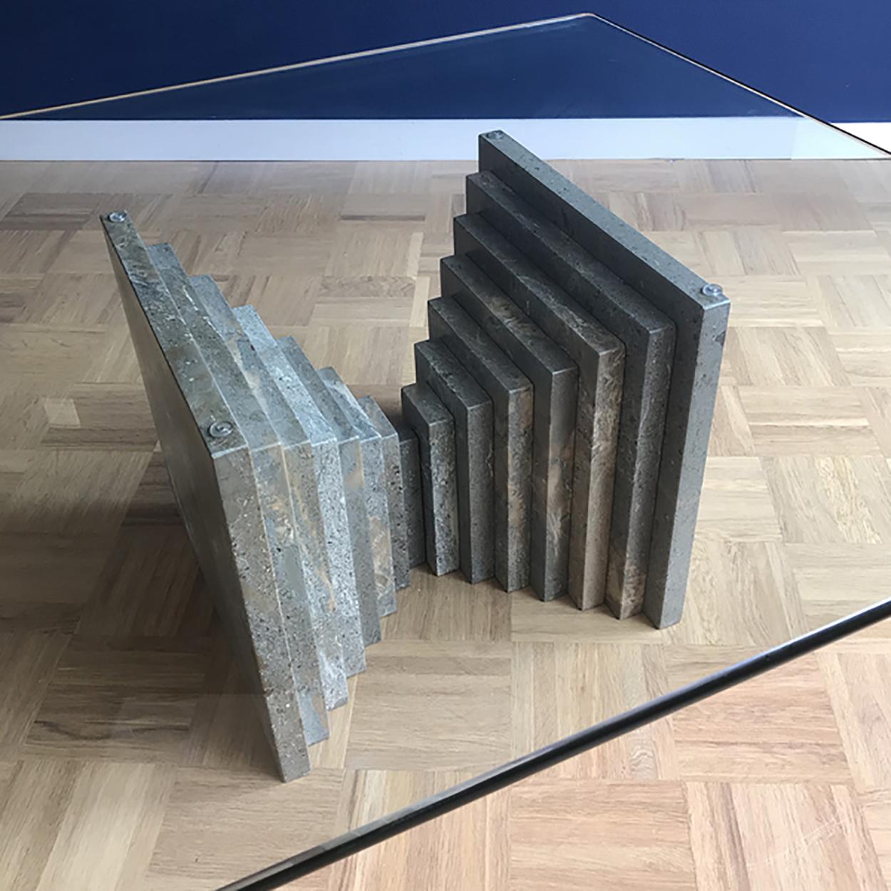 Mesa baja escultórica de mármol y cristal de mediados de siglo finales del siglo XX en venta