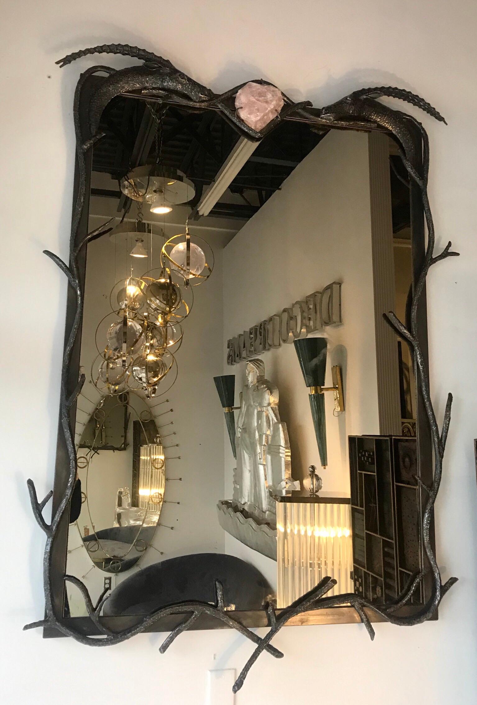 Miroir sculptural du milieu du siècle dernier avec quartz rose et améthyste Bon état - En vente à Miami, FL