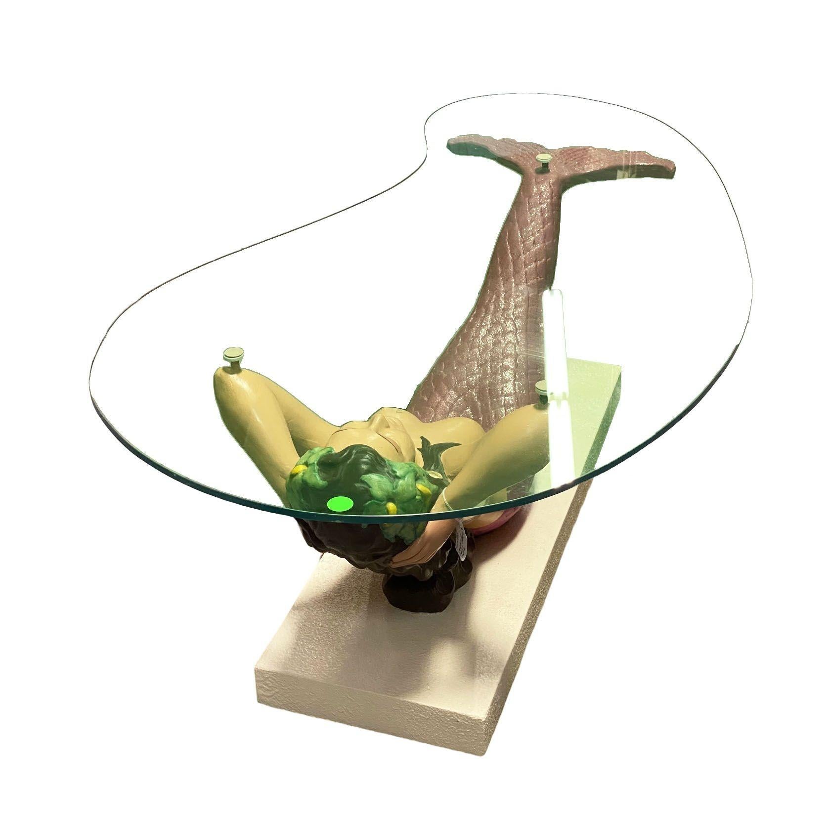 Américain Table de cocktail sculpturale sirène nue du milieu du siècle avec plateau en verre biomorphique en vente