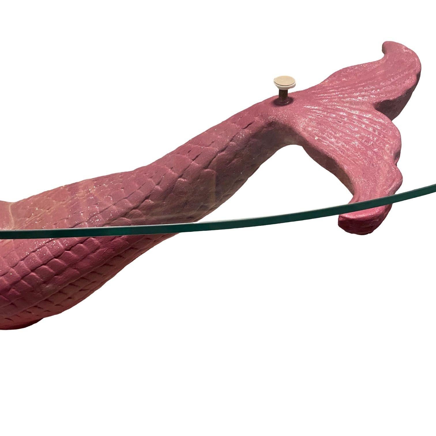 Métal Table de cocktail sculpturale sirène nue du milieu du siècle avec plateau en verre biomorphique en vente
