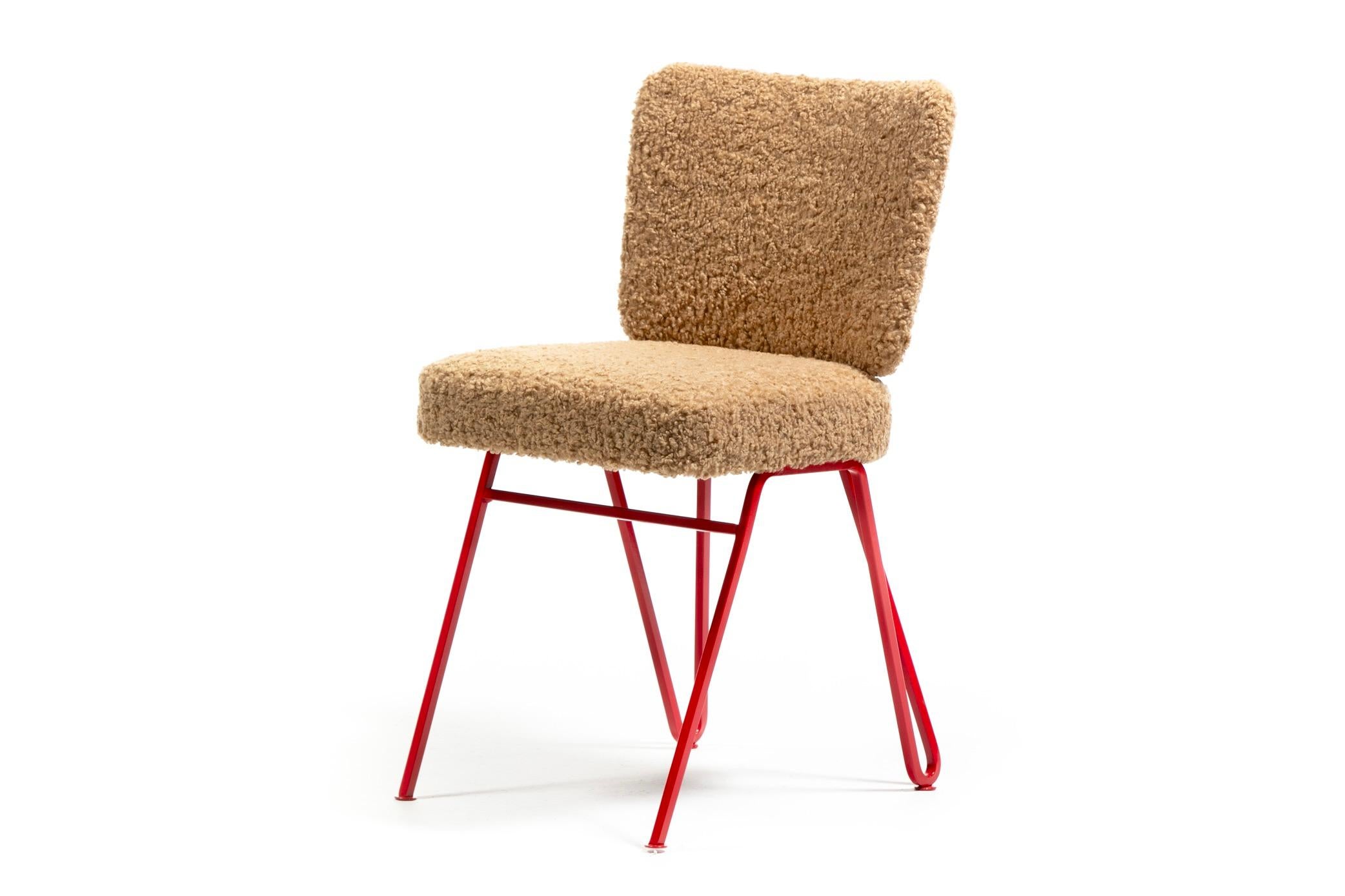 Sedie da pranzo scultoree di metà secolo in ferro smaltato rosso e latte bouclé, 1950 ca. in vendita 4