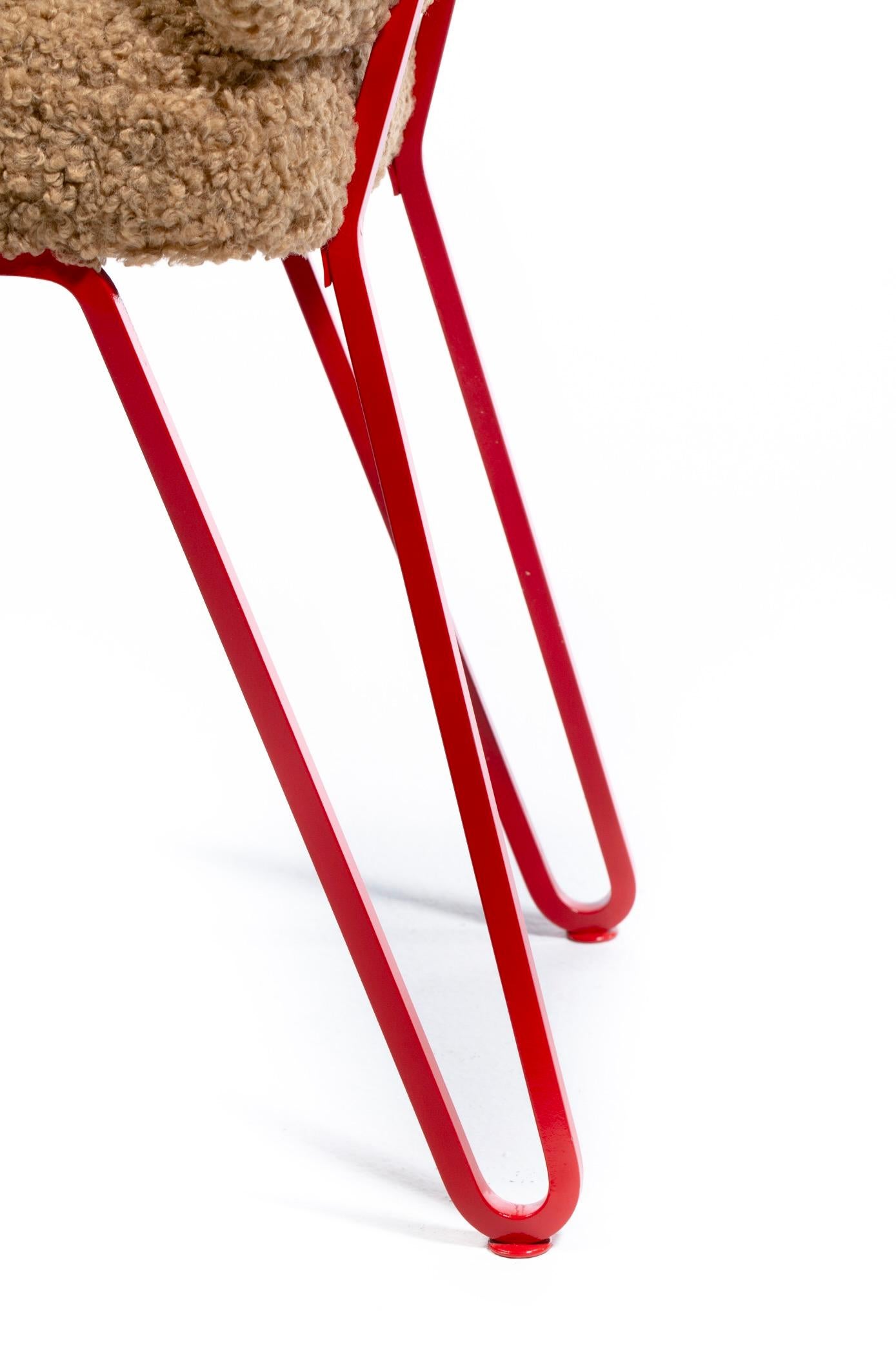Sedie da pranzo scultoree di metà secolo in ferro smaltato rosso e latte bouclé, 1950 ca. in vendita 9