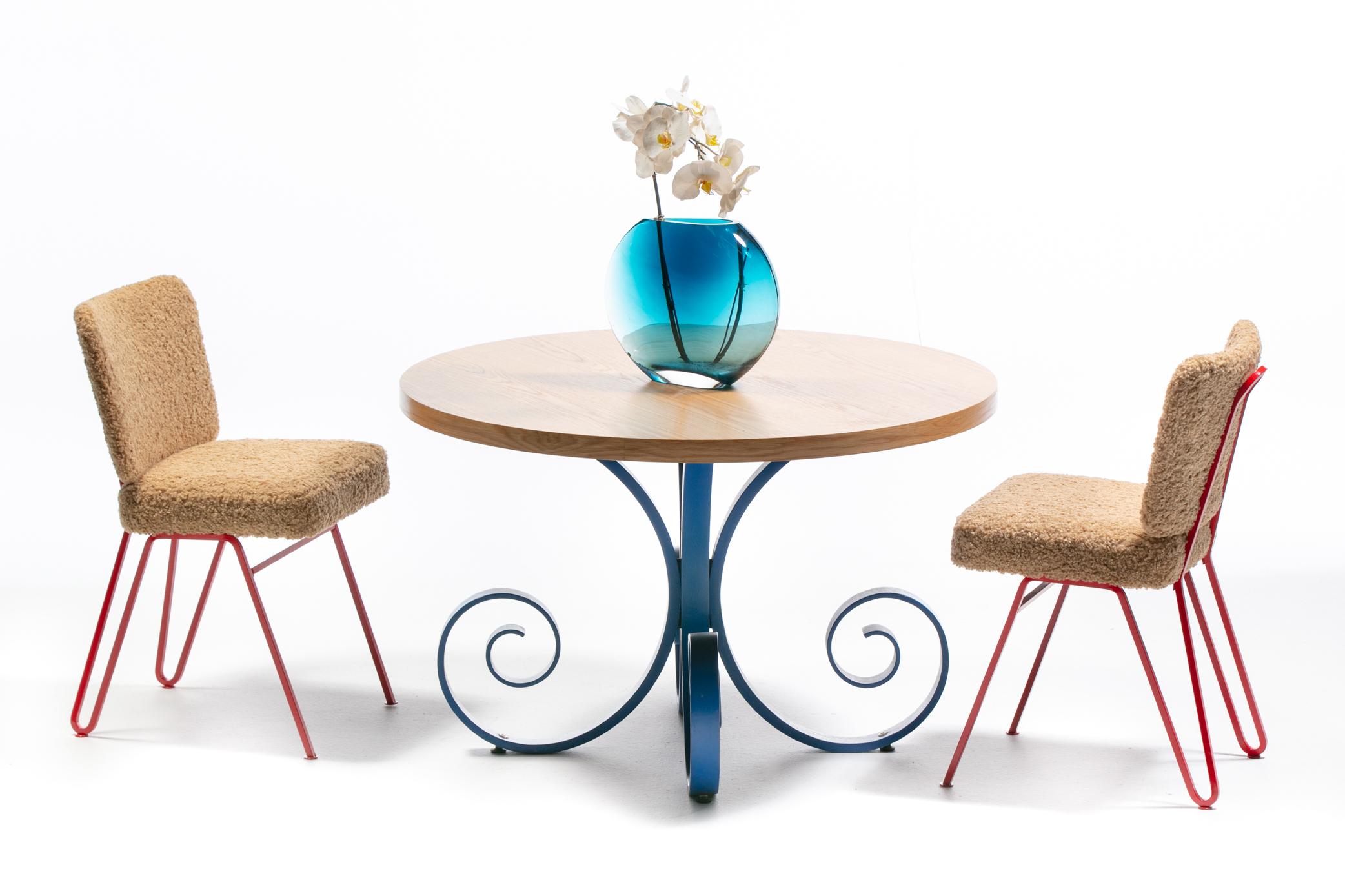 Set di sei sedie da pranzo della metà del secolo scorso, appena rifinite e restaurate professionalmente, con struttura in ferro smaltato rosso e imbottitura in bouclé color latte. Sensibilità da Mid Century Modern con una struttura in ferro snella