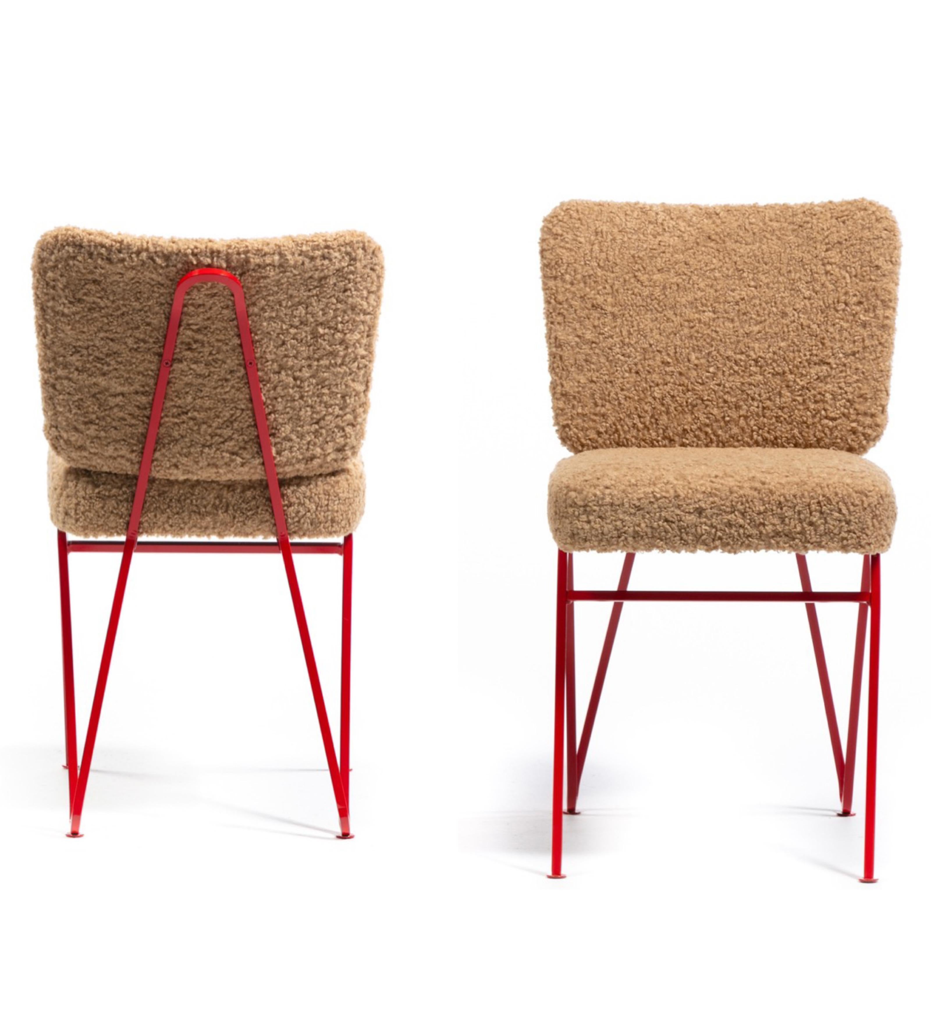 Mid-Century moderno Sedie da pranzo scultoree di metà secolo in ferro smaltato rosso e latte bouclé, 1950 ca. in vendita