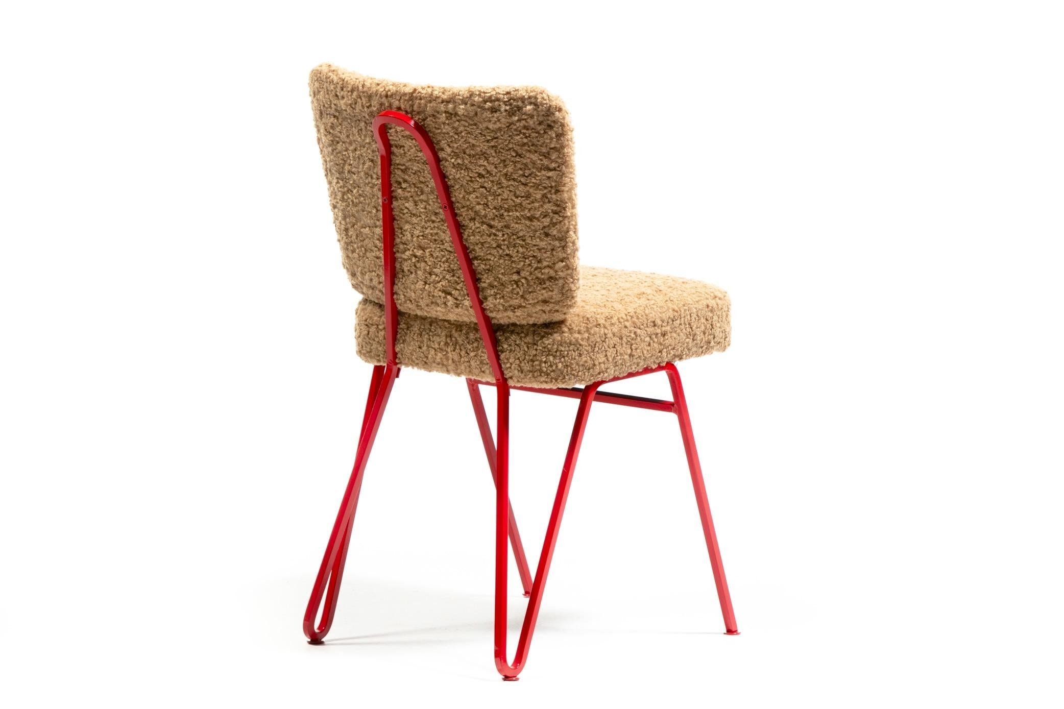 Smalto Sedie da pranzo scultoree di metà secolo in ferro smaltato rosso e latte bouclé, 1950 ca. in vendita