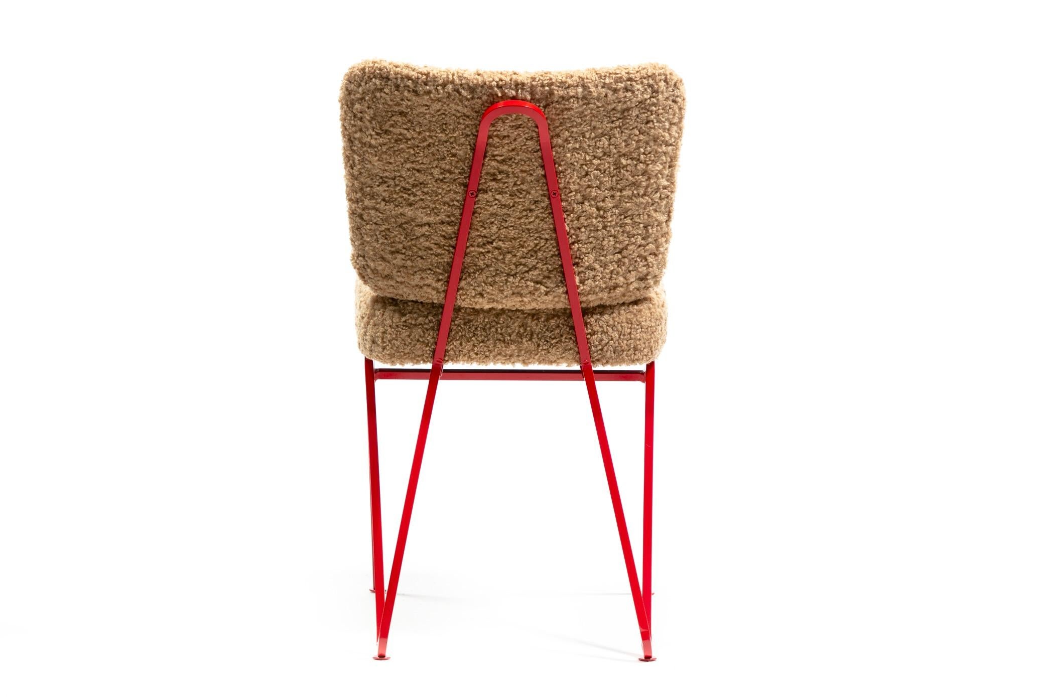 Sedie da pranzo scultoree di metà secolo in ferro smaltato rosso e latte bouclé, 1950 ca. in vendita 1