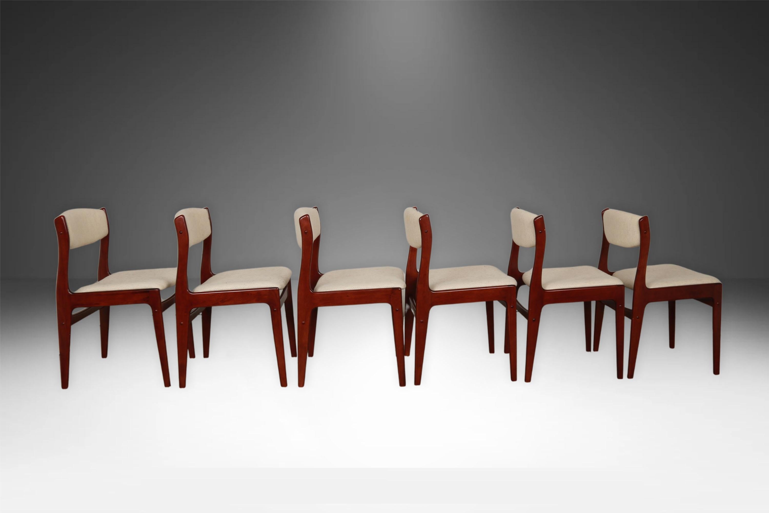 Un ensemble de six chaises modernes en bois de rose, extrêmement recherchées, datant des années 1970. Attribué à Benny Linden pour Benny Linden Designs, il allie l'élégance à une touche contemporaine. Les cadres en bois de rose, les dossiers