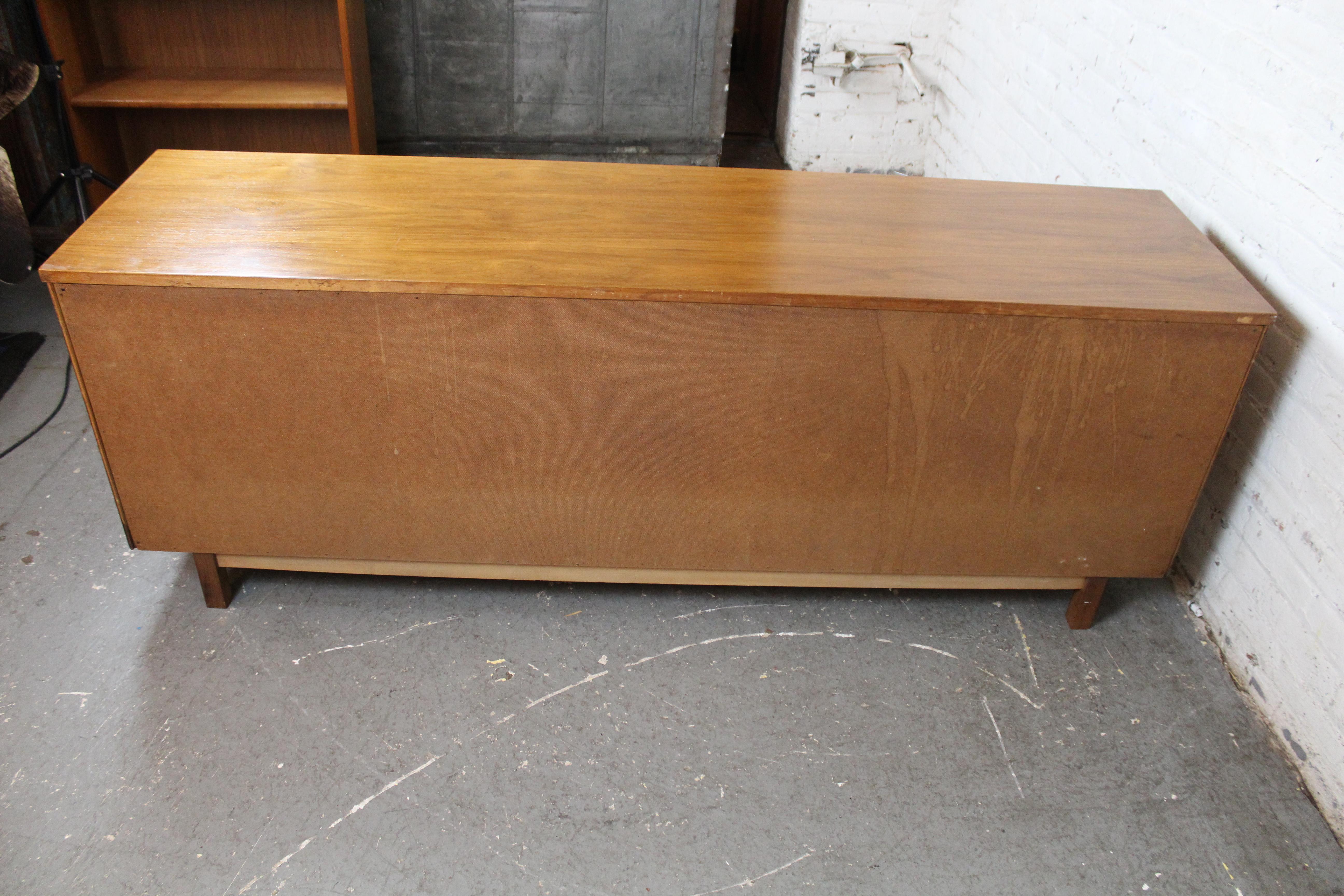 Buffet sculptural du milieu du siècle dernier par Dixie Furniture of Lexington en vente 5