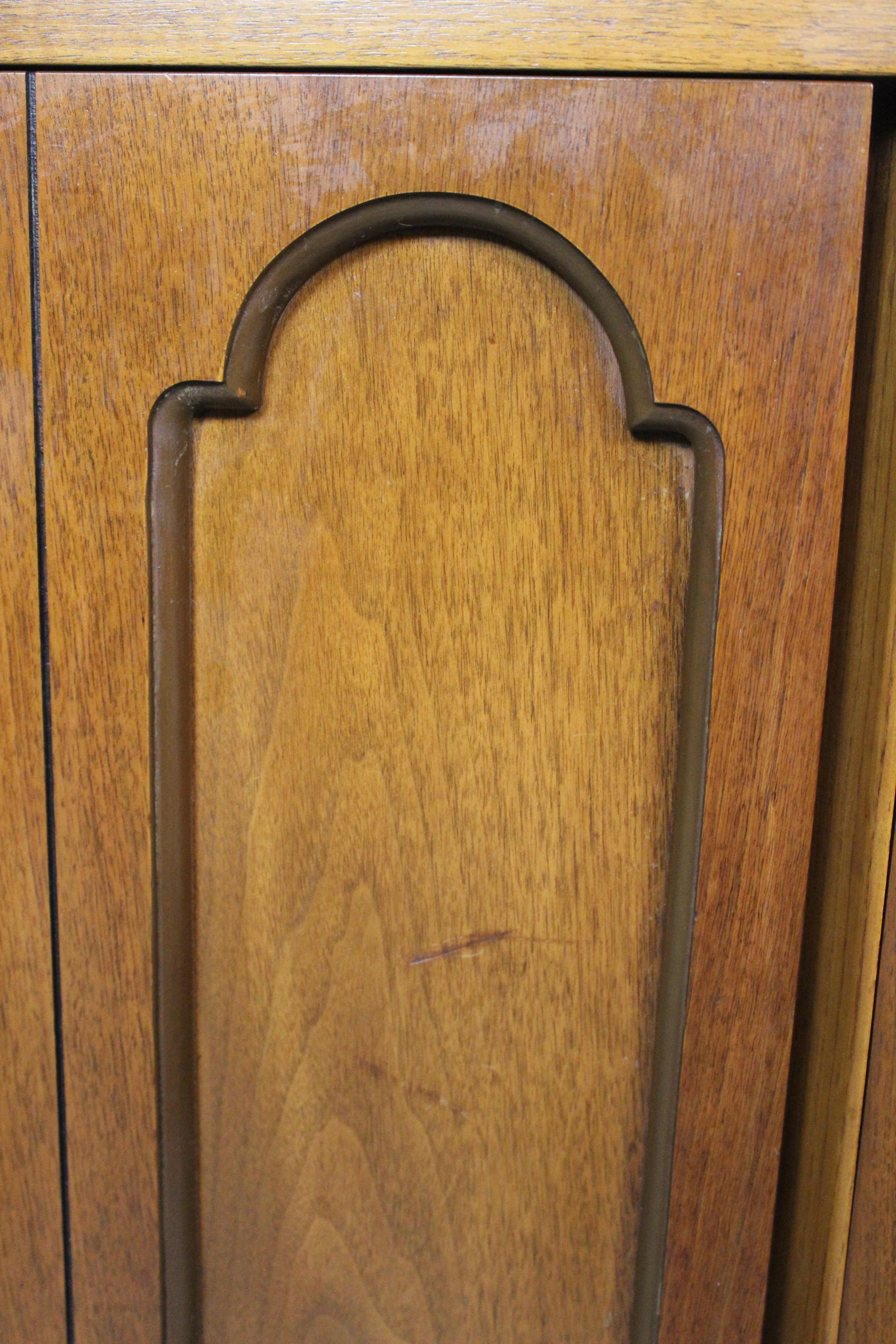 Buffet sculptural du milieu du siècle dernier par Dixie Furniture of Lexington en vente 9