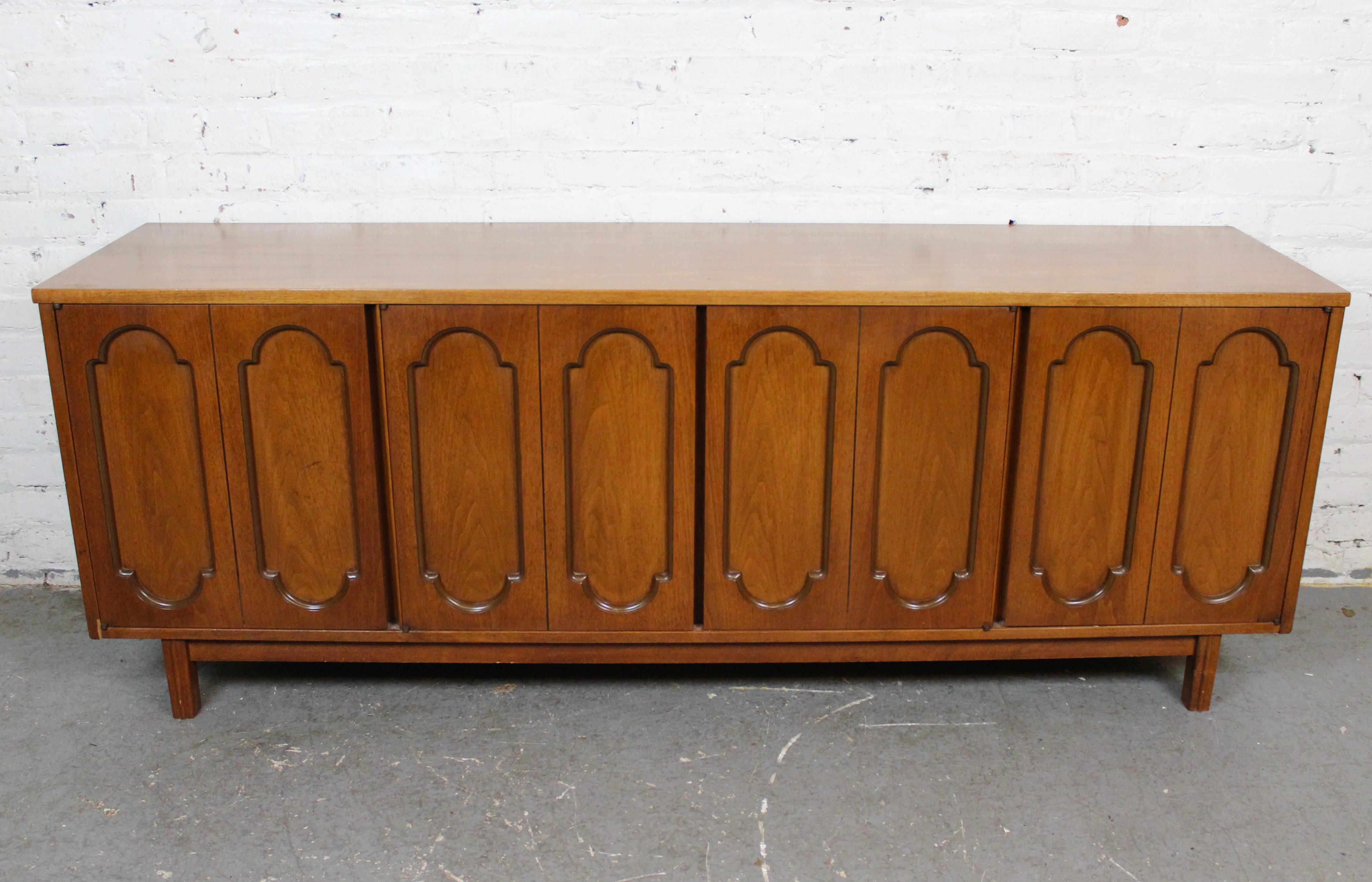 Buffet sculptural du milieu du siècle dernier par Dixie Furniture of Lexington en vente 11