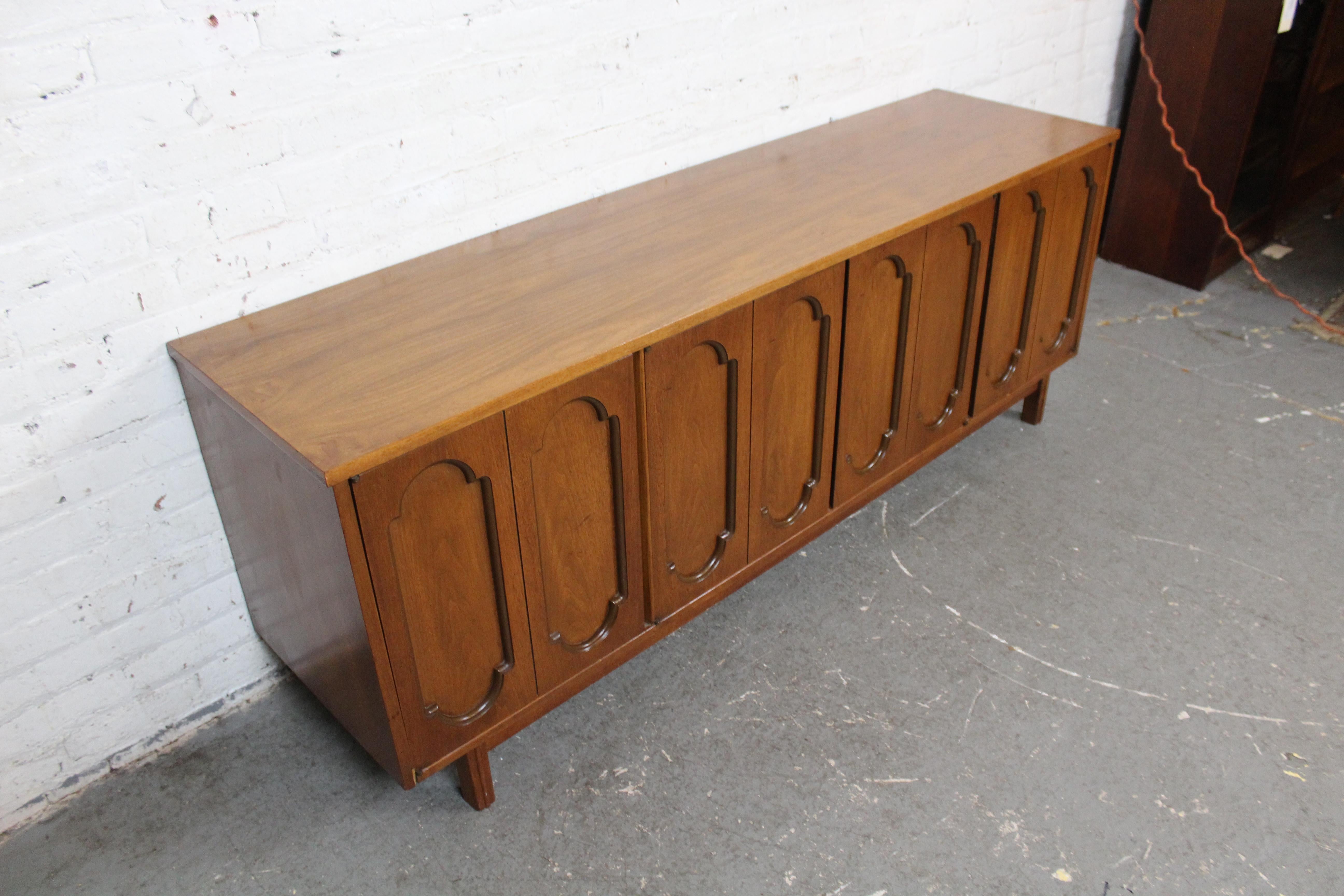 Mid-Century Modern Buffet sculptural du milieu du siècle dernier par Dixie Furniture of Lexington en vente