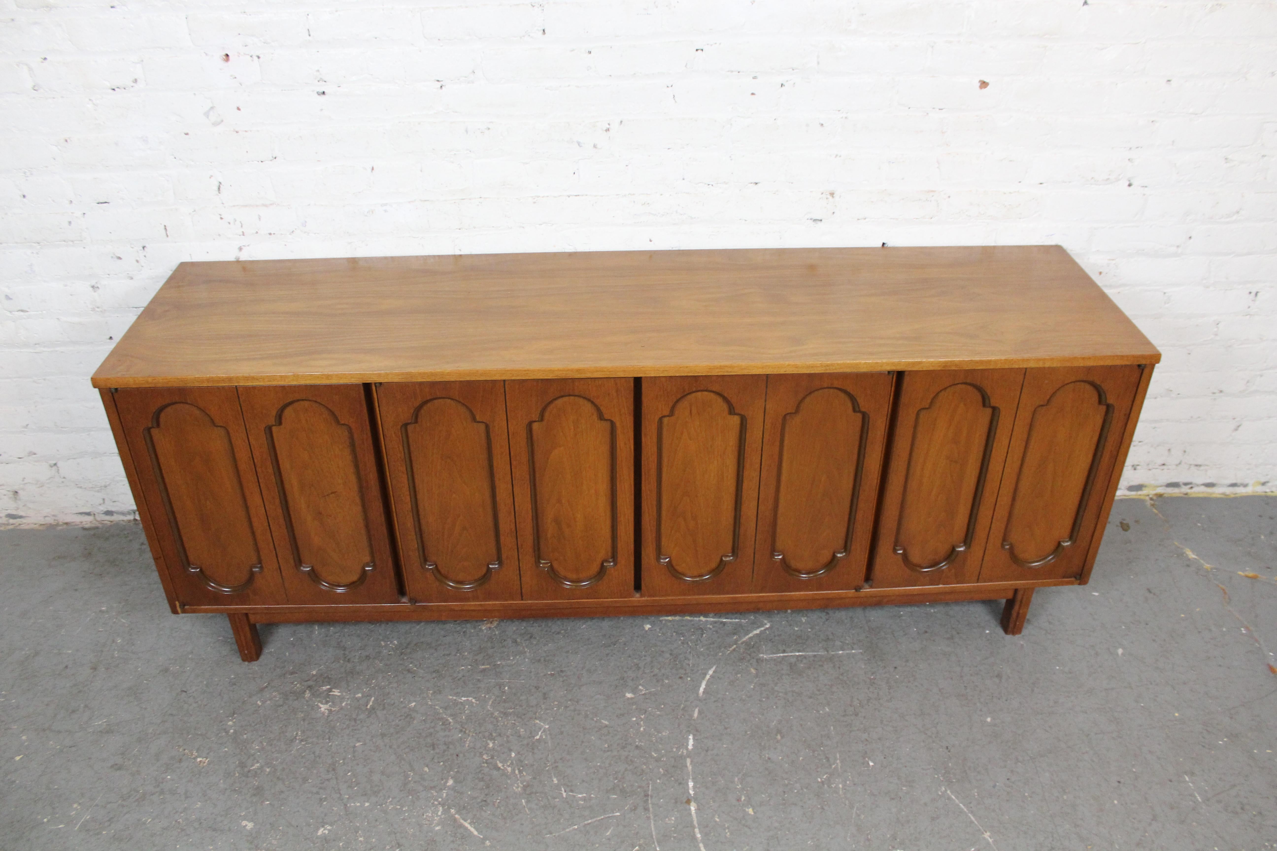 Américain Buffet sculptural du milieu du siècle dernier par Dixie Furniture of Lexington en vente