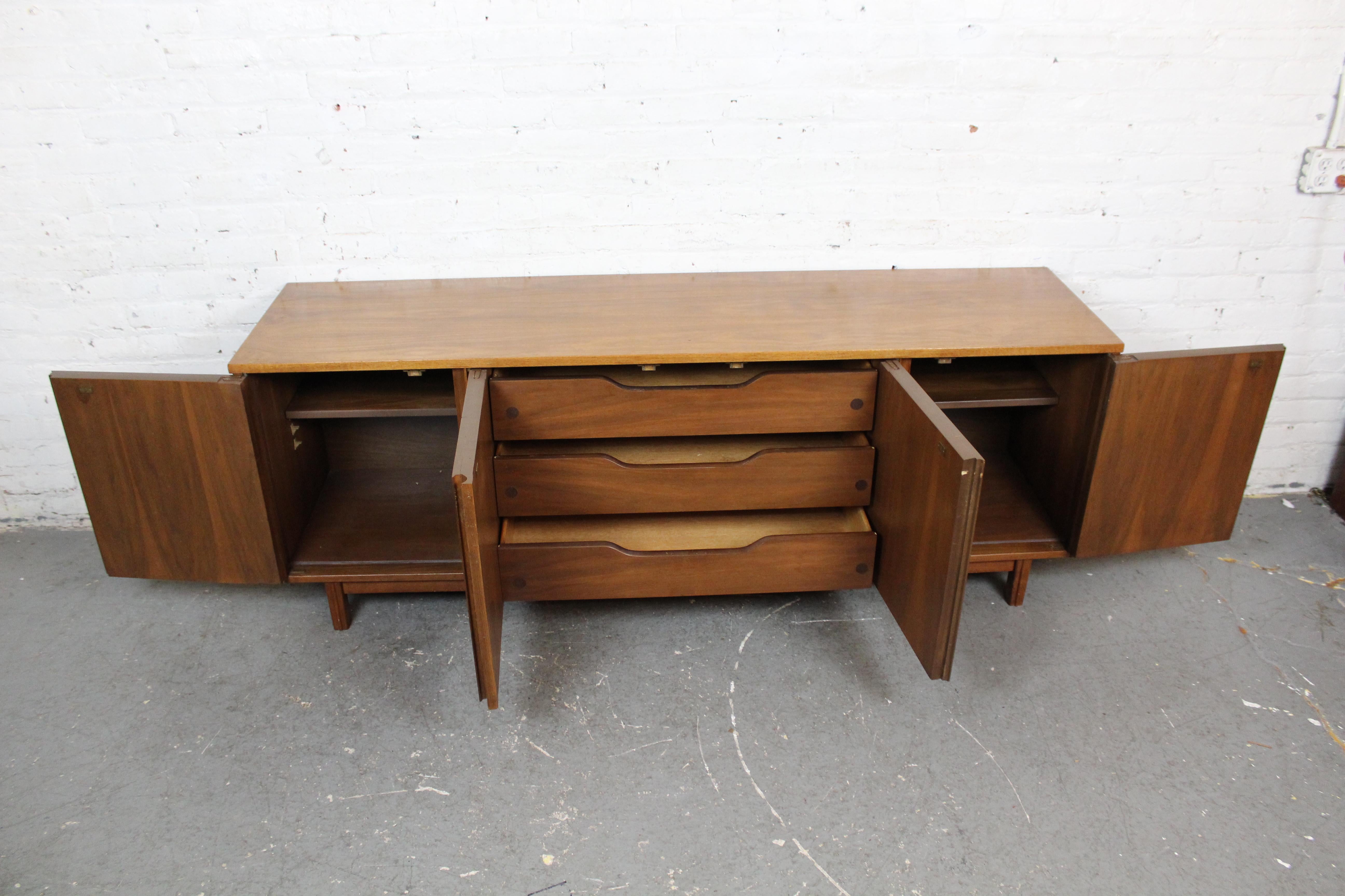 Sculpté Buffet sculptural du milieu du siècle dernier par Dixie Furniture of Lexington en vente