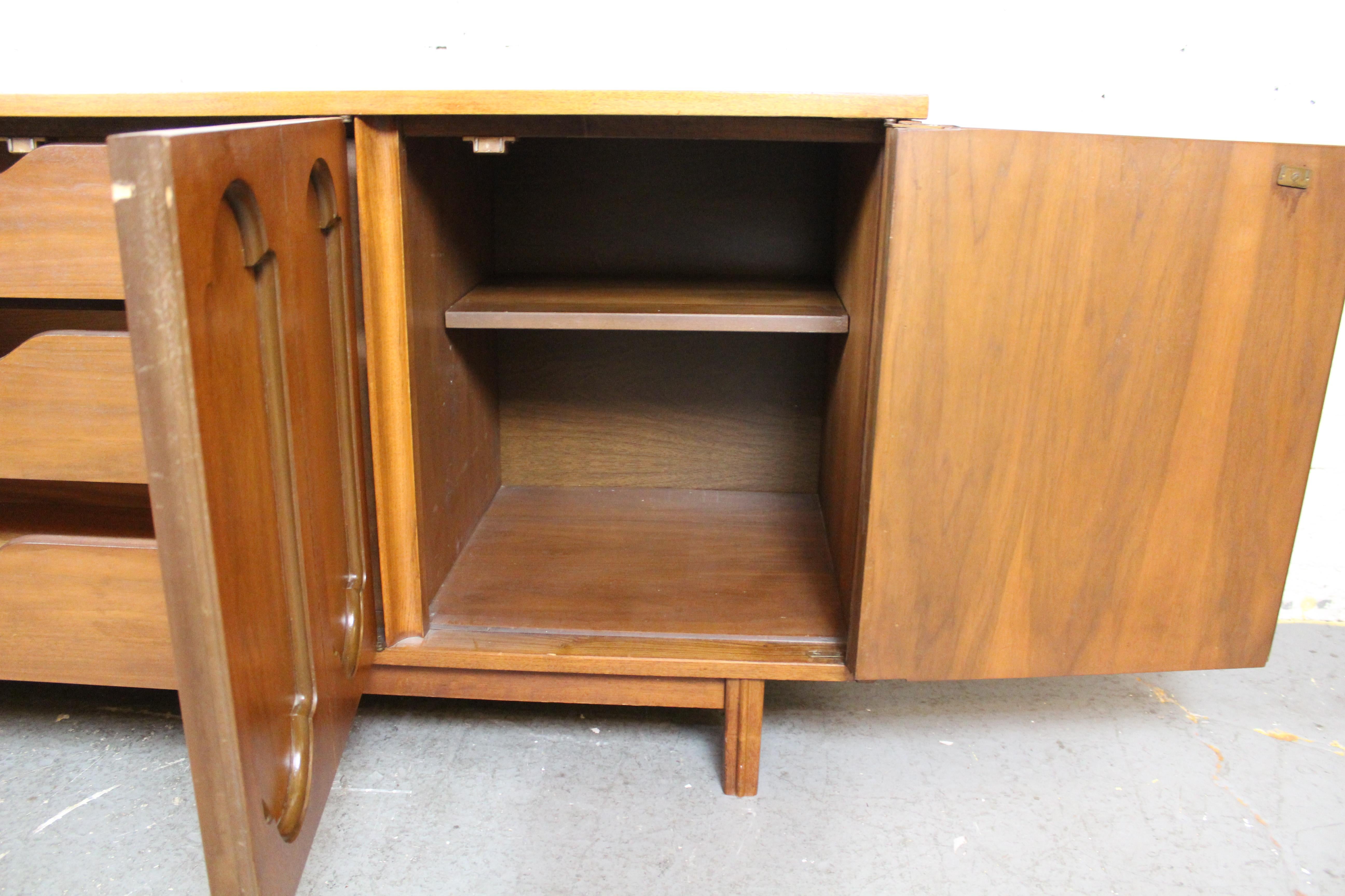 20ième siècle Buffet sculptural du milieu du siècle dernier par Dixie Furniture of Lexington en vente