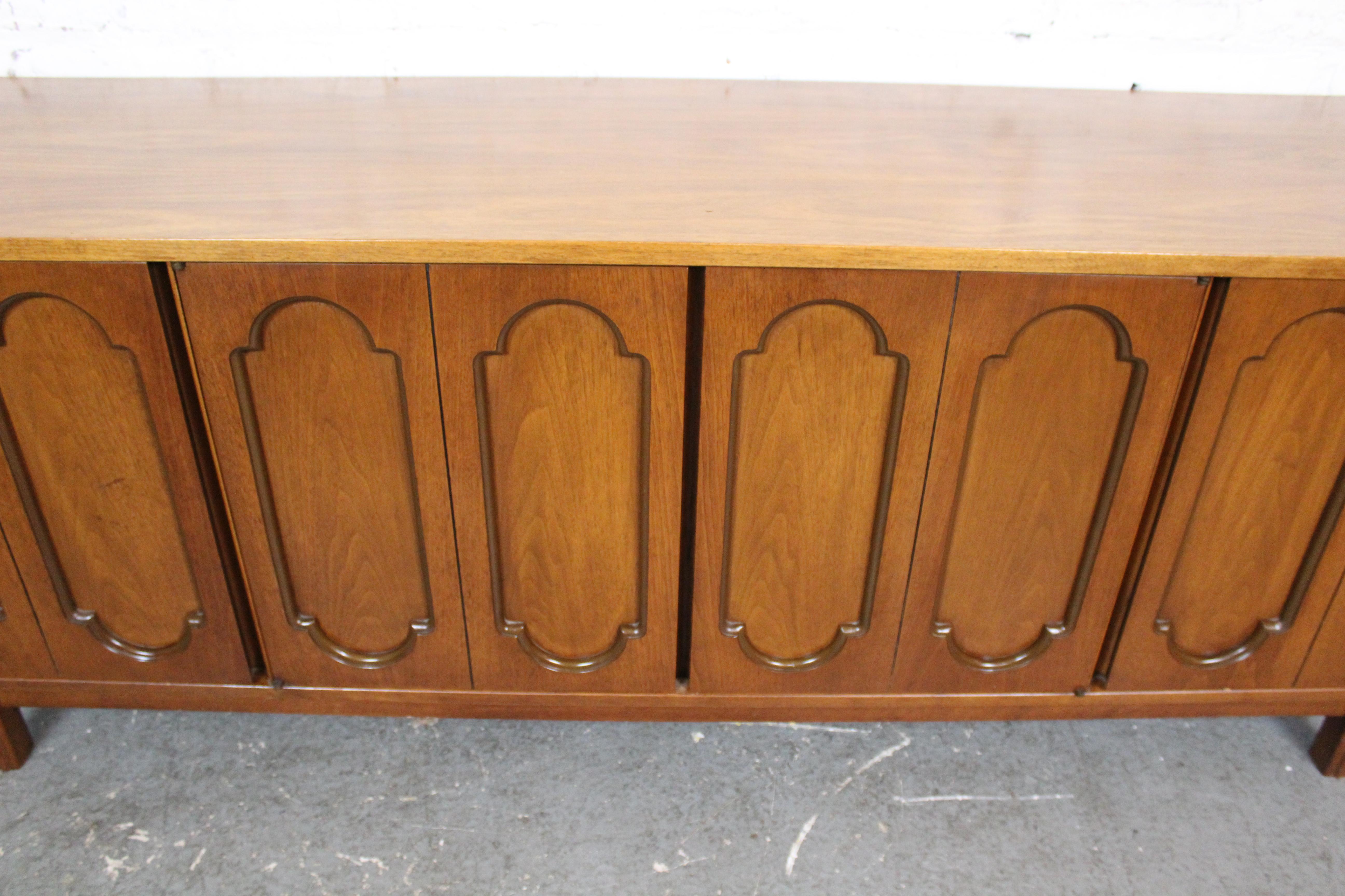 Buffet sculptural du milieu du siècle dernier par Dixie Furniture of Lexington en vente 1