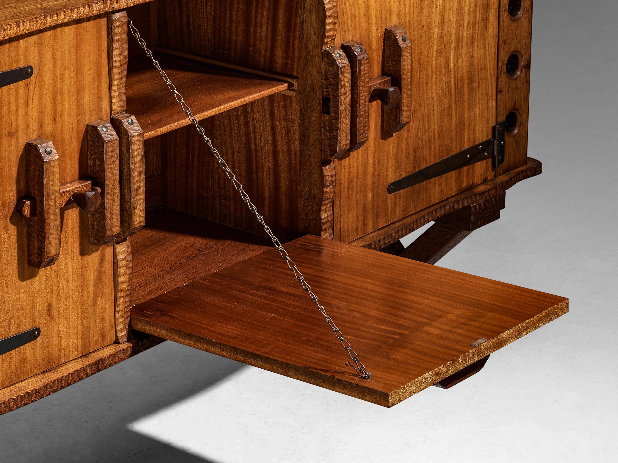 Credenza scultorea di metà secolo in meranti e ferro battuto in vendita 4