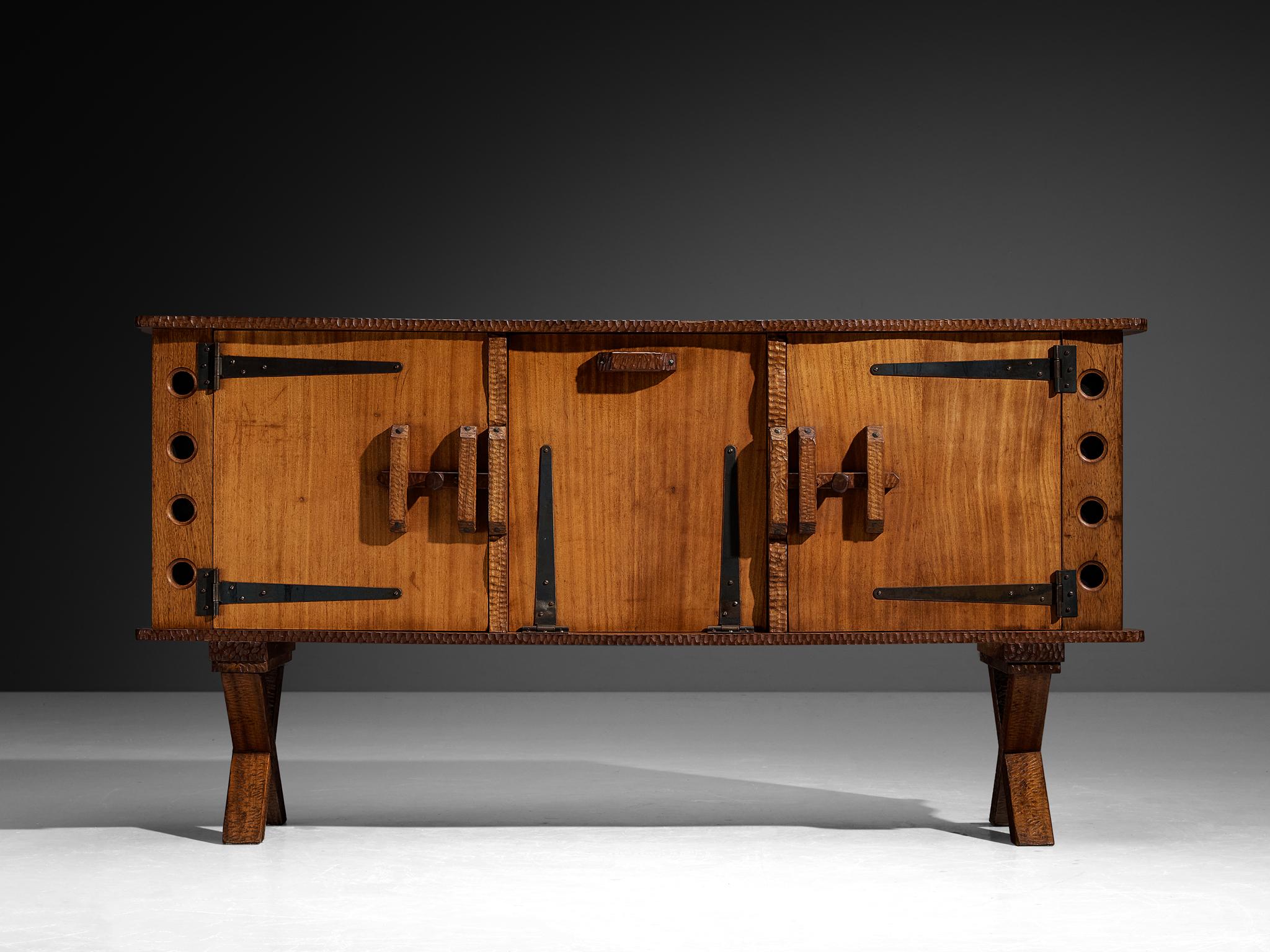 Mid-Century moderno Credenza scultorea di metà secolo in meranti e ferro battuto in vendita