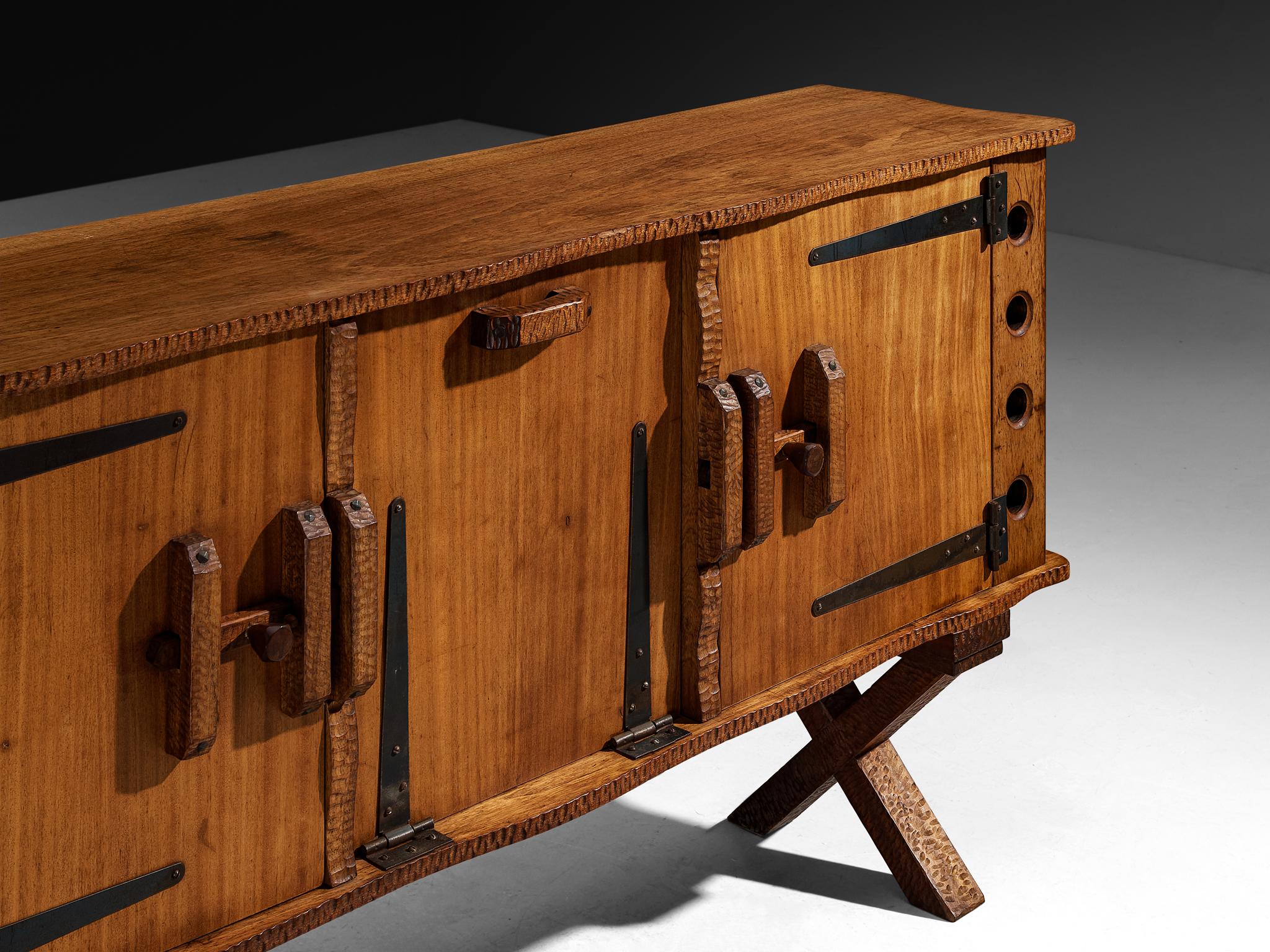 Credenza scultorea di metà secolo in meranti e ferro battuto In condizioni buone in vendita a Waalwijk, NL