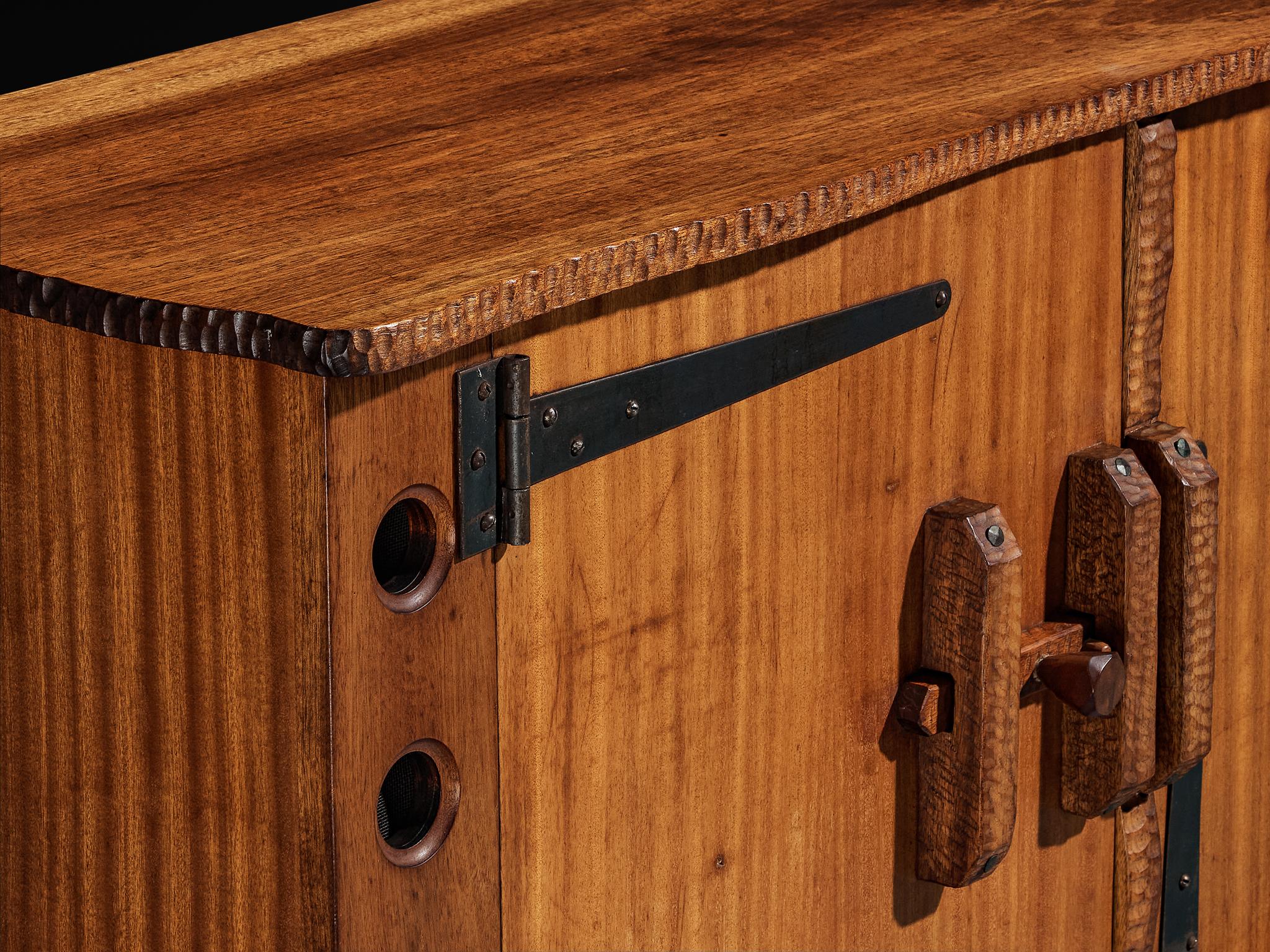 Credenza scultorea di metà secolo in meranti e ferro battuto in vendita 1