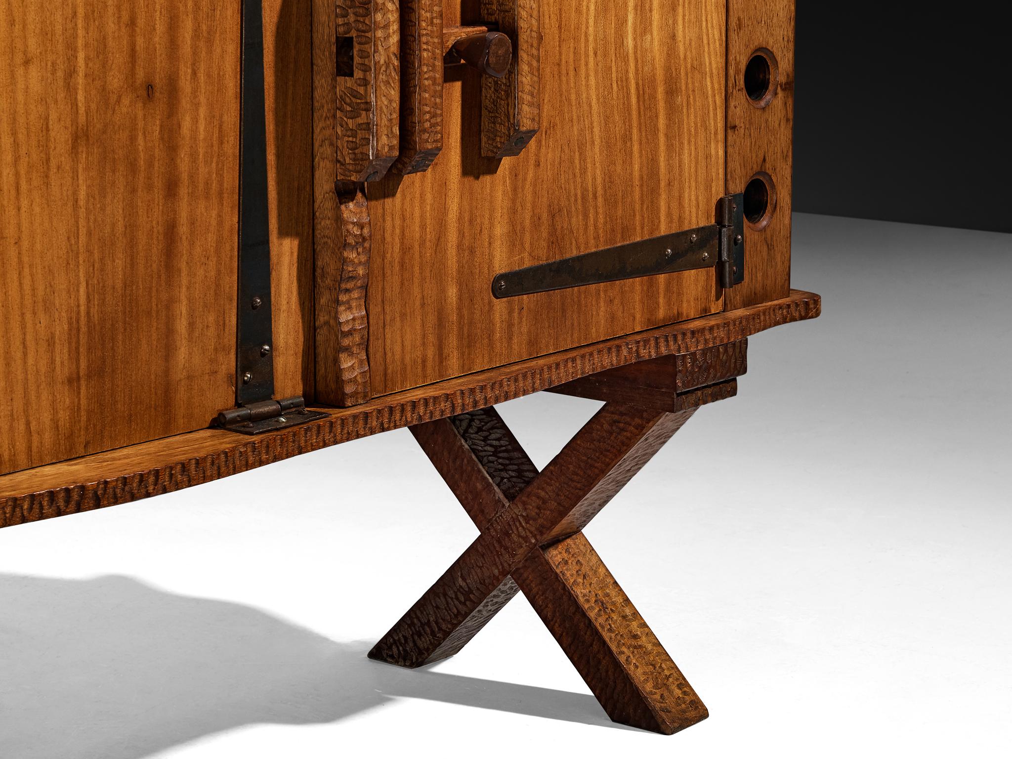 Credenza scultorea di metà secolo in meranti e ferro battuto in vendita 2