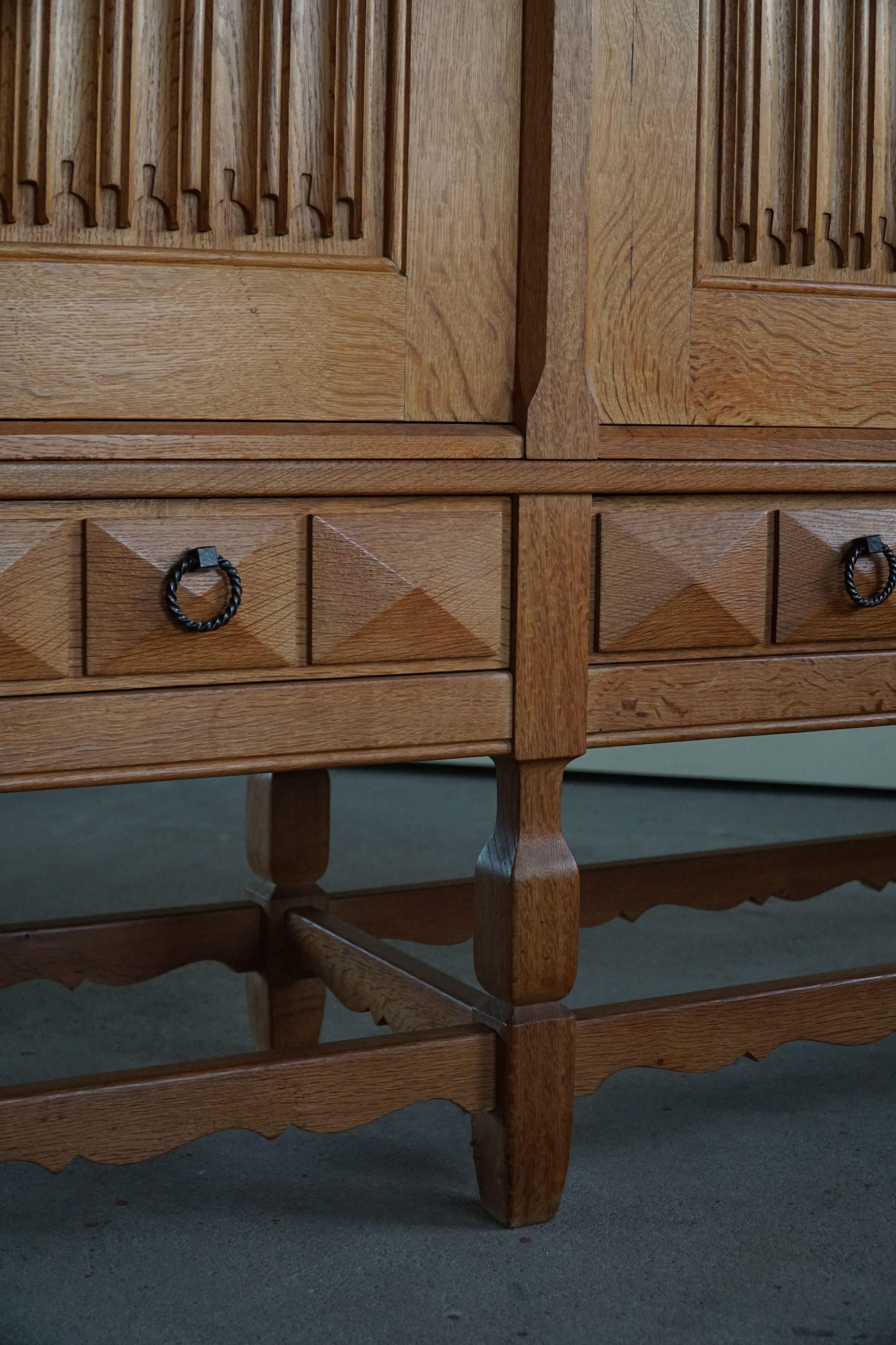 Skulpturales Sideboard aus massiver Eiche aus der Mitte des Jahrhunderts, von einem dänischen Möbelschreiner, 1950er Jahre im Angebot 3