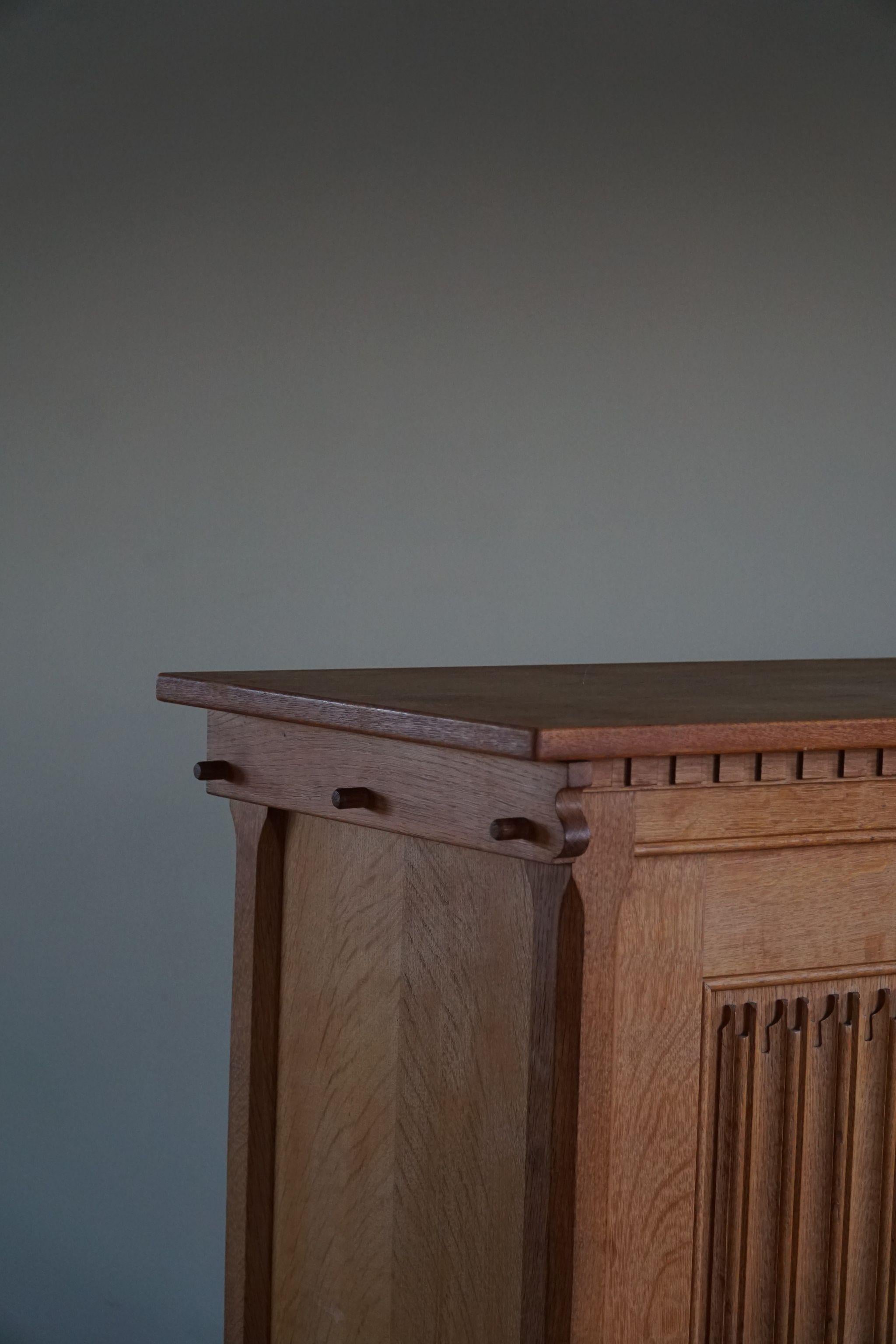 Skulpturales Sideboard aus massiver Eiche aus der Mitte des Jahrhunderts, von einem dänischen Möbelschreiner, 1950er Jahre im Angebot 4