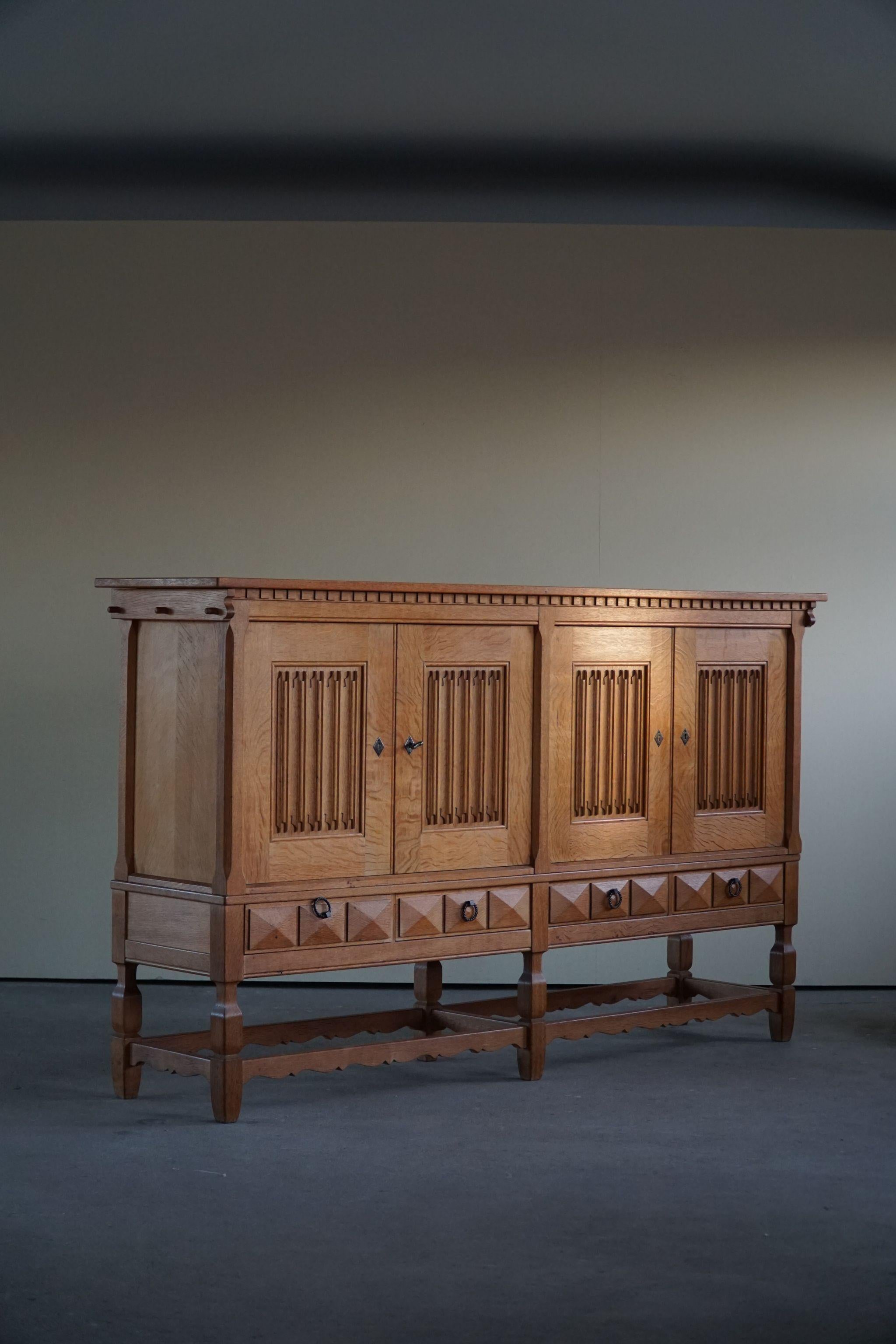 Skulpturales Sideboard aus massiver Eiche aus der Mitte des Jahrhunderts, von einem dänischen Möbelschreiner, 1950er Jahre im Angebot 8