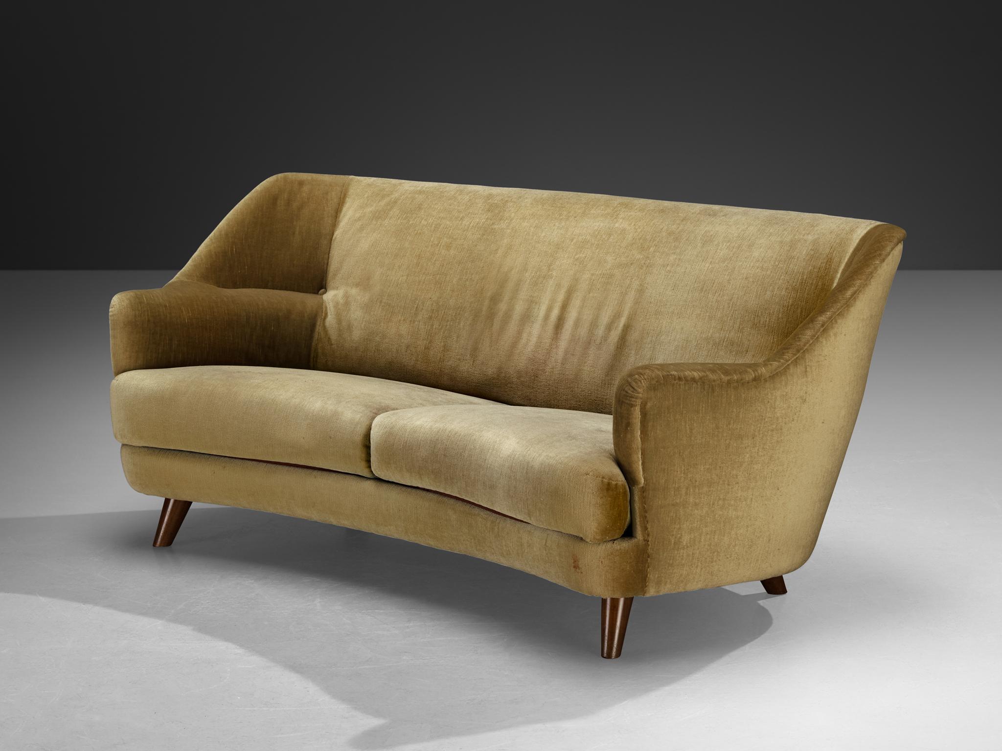 Fabrice, tessuto, faggio, Europa, anni '50

Questo divano è un ottimo esempio di design di metà secolo, con le sue curve morbide e fluide e le sue linee pulite. I braccioli sono sapientemente integrati nella forma complessiva, conferendo al divano
