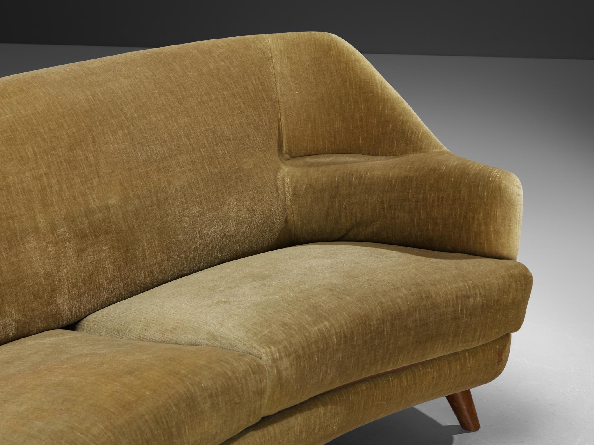 Mid-Century moderno Divano scultoreo di metà secolo con braccioli integrati in vendita