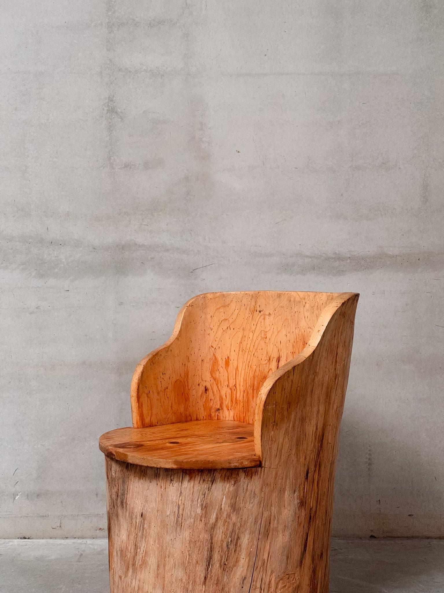 La sedia svedese Stump Chair o Cubbed Chair, risalente agli anni '40, è un bellissimo esempio di design tradizionale scandinavo. Realizzata in legno di pino massiccio, la sedia presenta linee pulite, forme funzionali e un caratteristico carattere