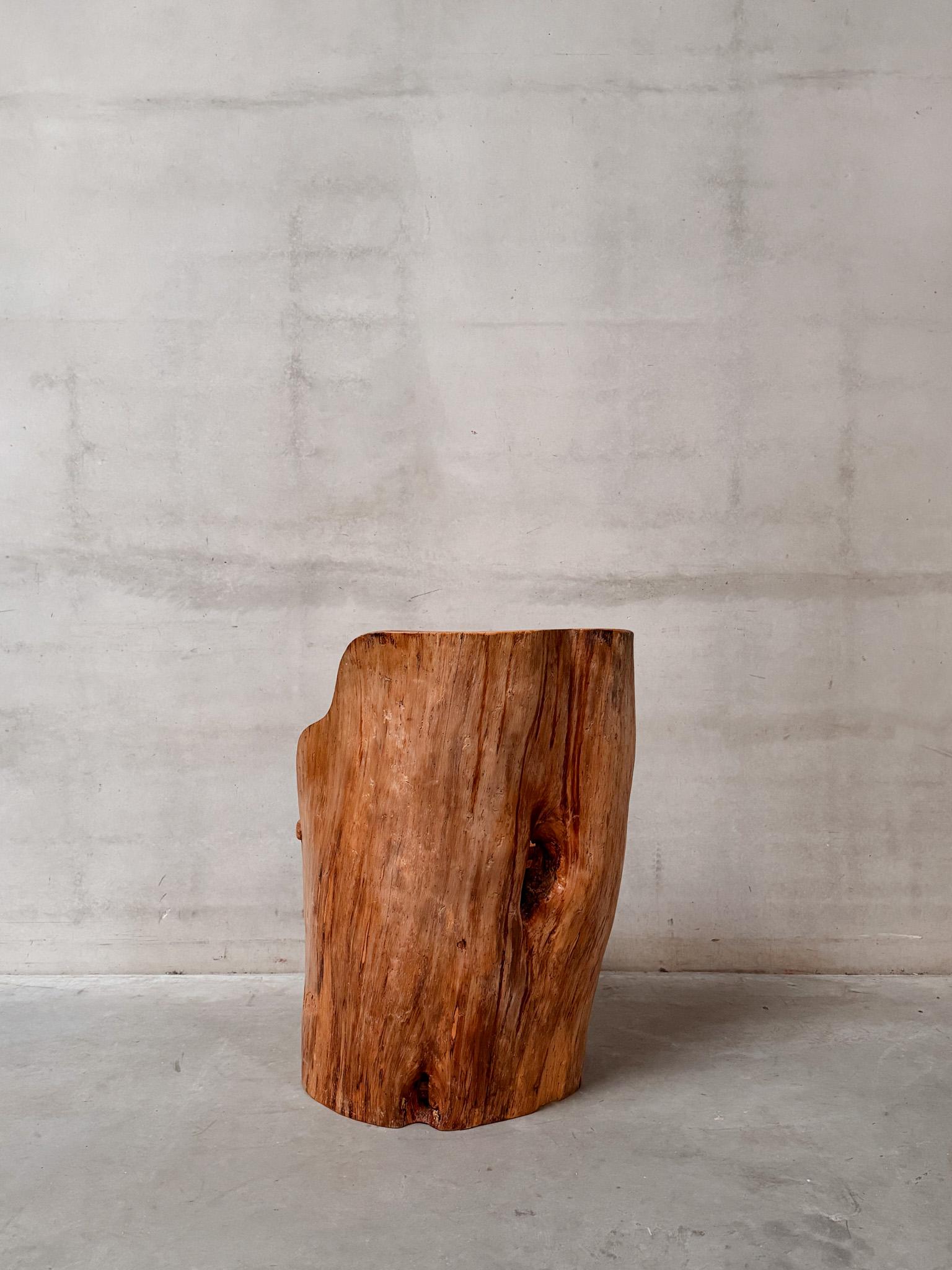 Sedia scultorea a ceppo svedese di metà secolo In condizioni discrete in vendita a Antwerpen, BE