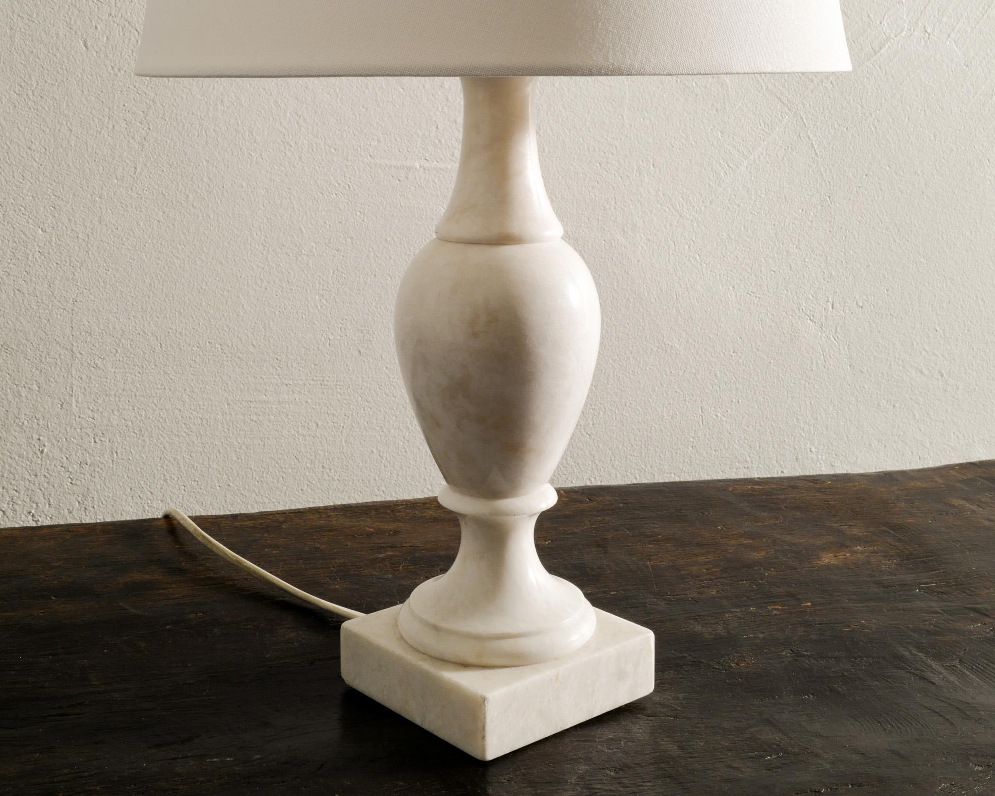 Mid Century Sculptural Table Desk Lamp in Solid White Marble Produced in 1960s In Good Condition For Sale In Stockholm, SE