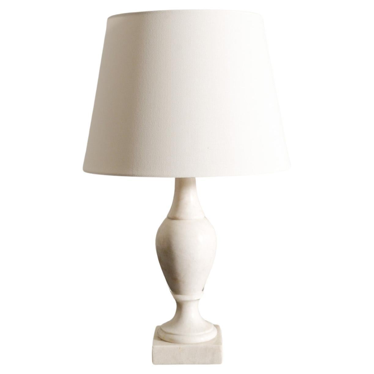 Lampada da tavolo scultorea di metà secolo in marmo bianco massiccio prodotta negli anni '60