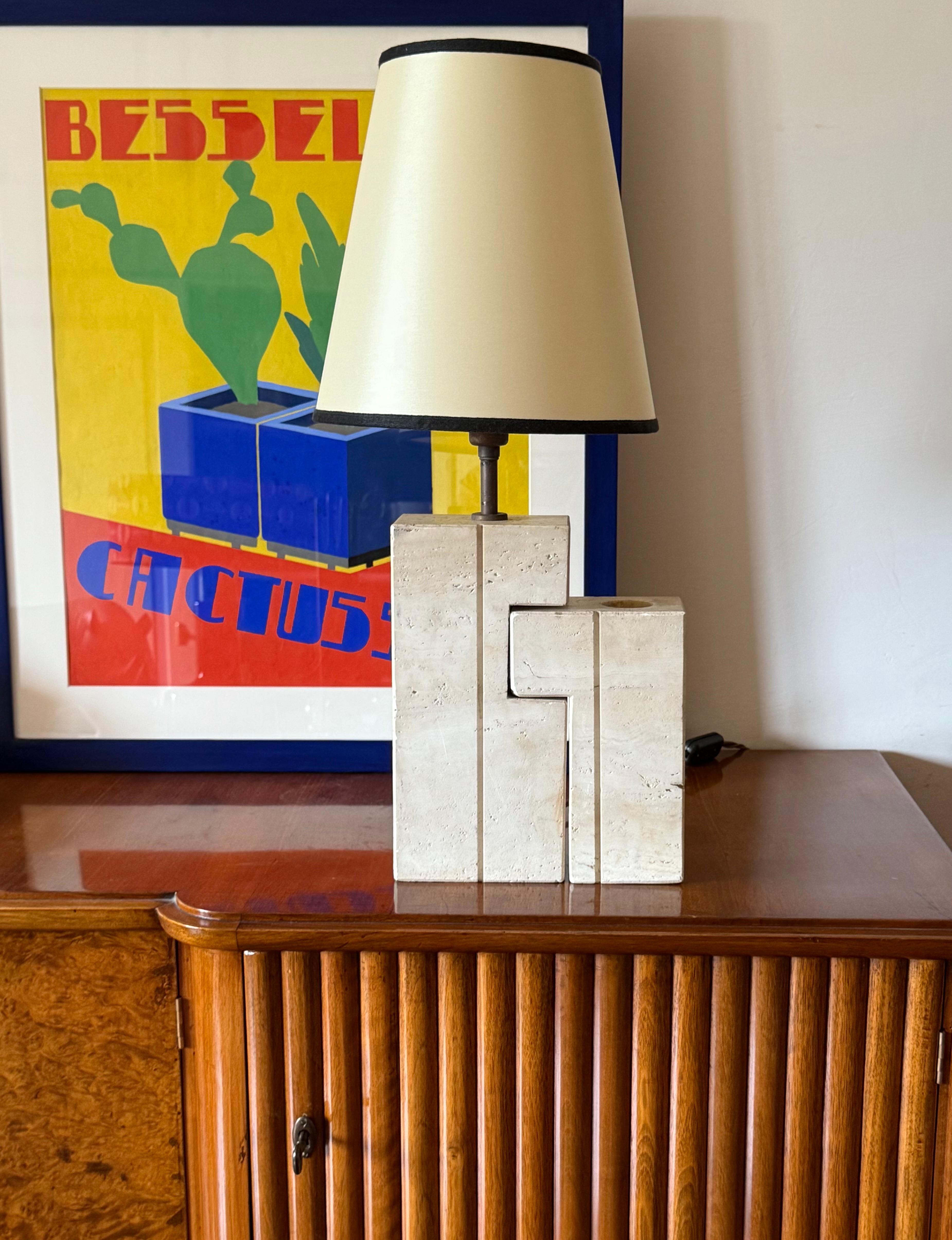 Lampe de table sculpturale en travertin moderne du milieu du siècle

conçu par Giulio Cesari, prod. Nucleo Sormani, Italie Années 1960

La lampe se compose de deux éléments en travertin, dont l'un peut être utilisé comme vase.

Laiton,