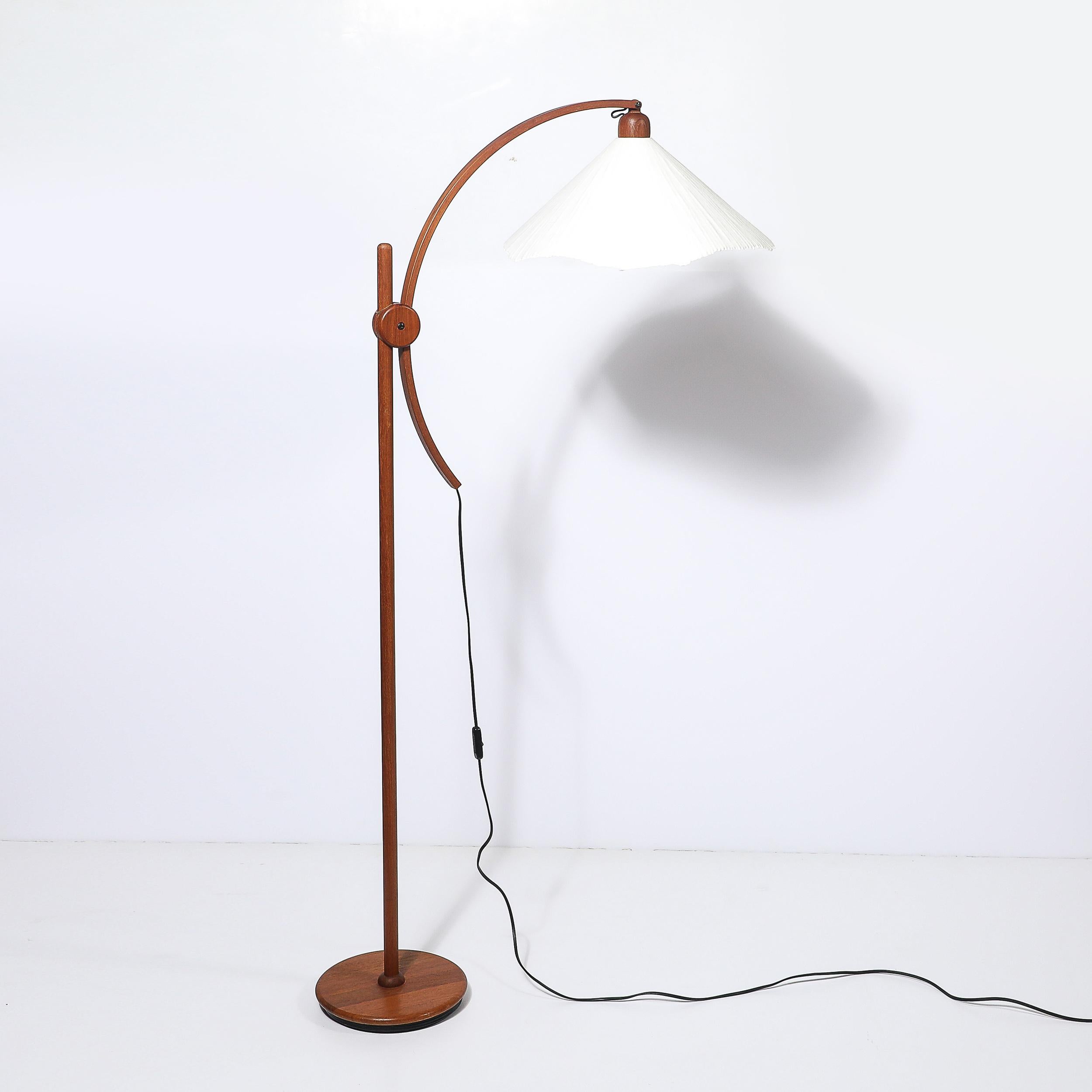 Lampada da terra regolabile in teak scultoreo di metà secolo con paralume in carta d'archivio personalizzato in vendita 3